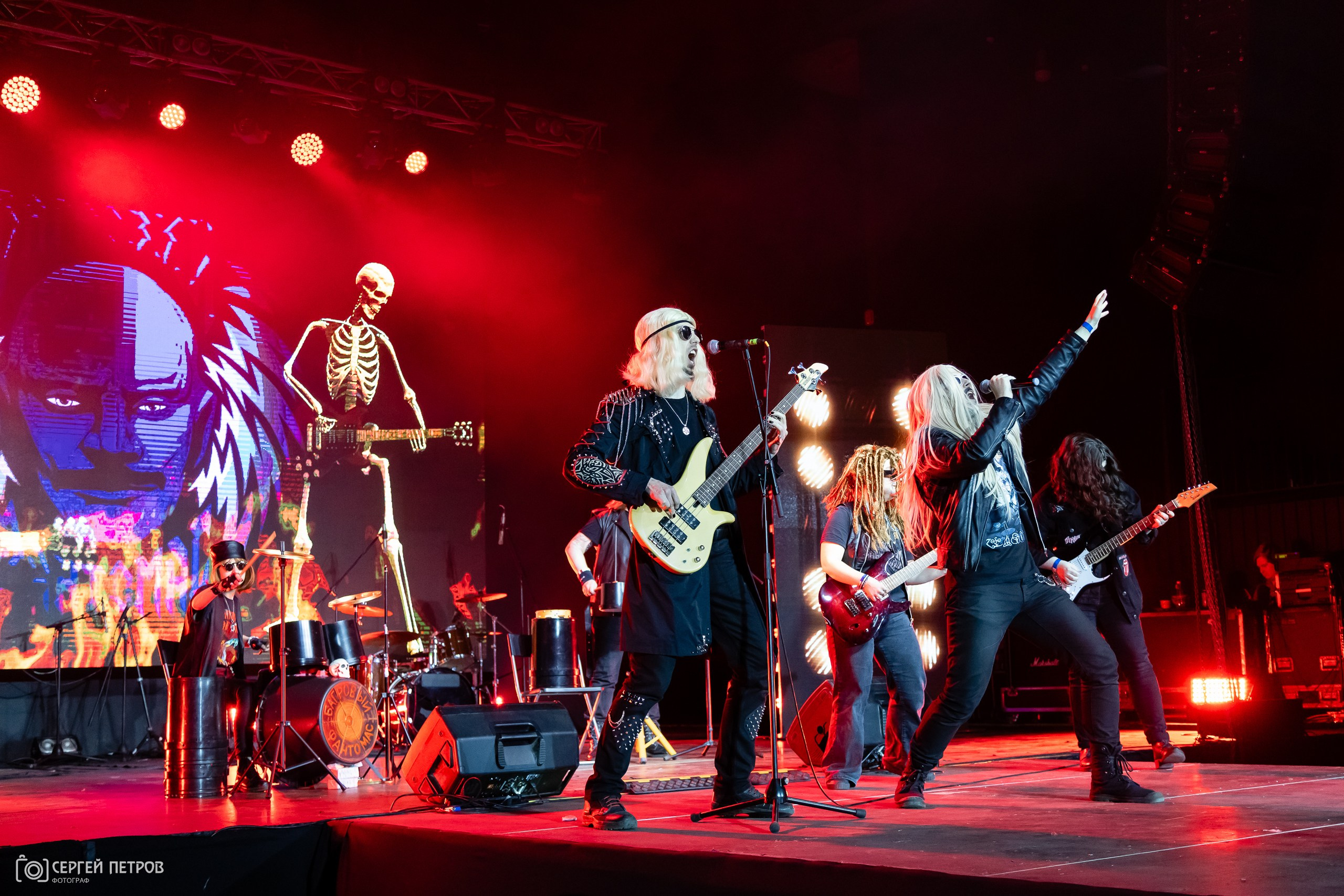 Музыкальная группа на сцене во время концерта