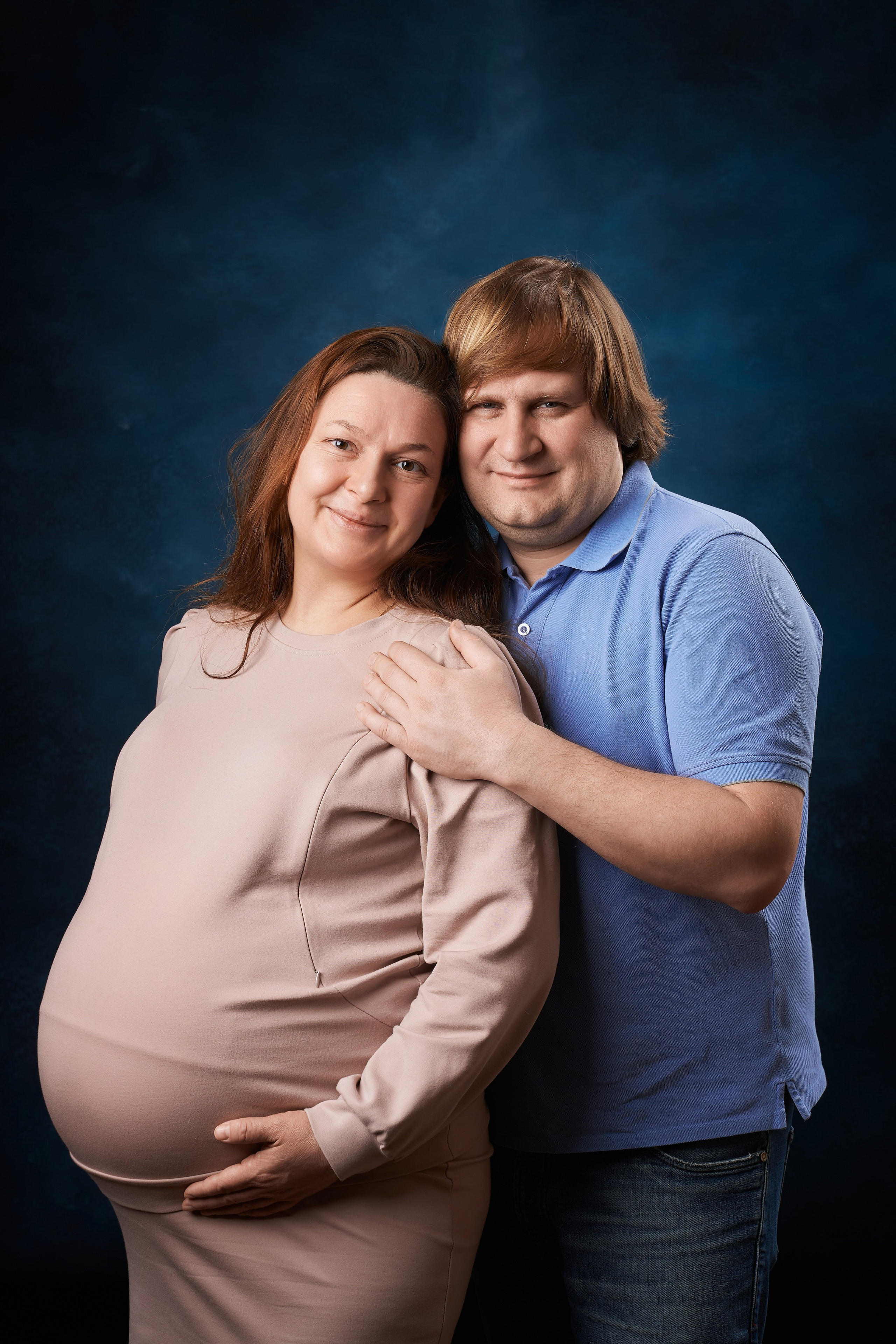 Фотосессия беременности от семейного фотографа муж обнимет беременную жену