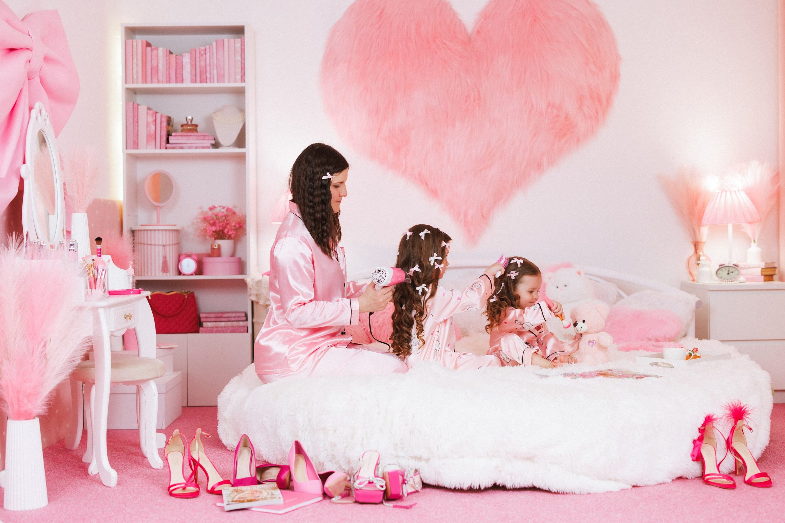 Фотосессия для девочек в интерьере розовой комнаты. Семейный и детский фотограф в Краснодаре Анна Трашкова