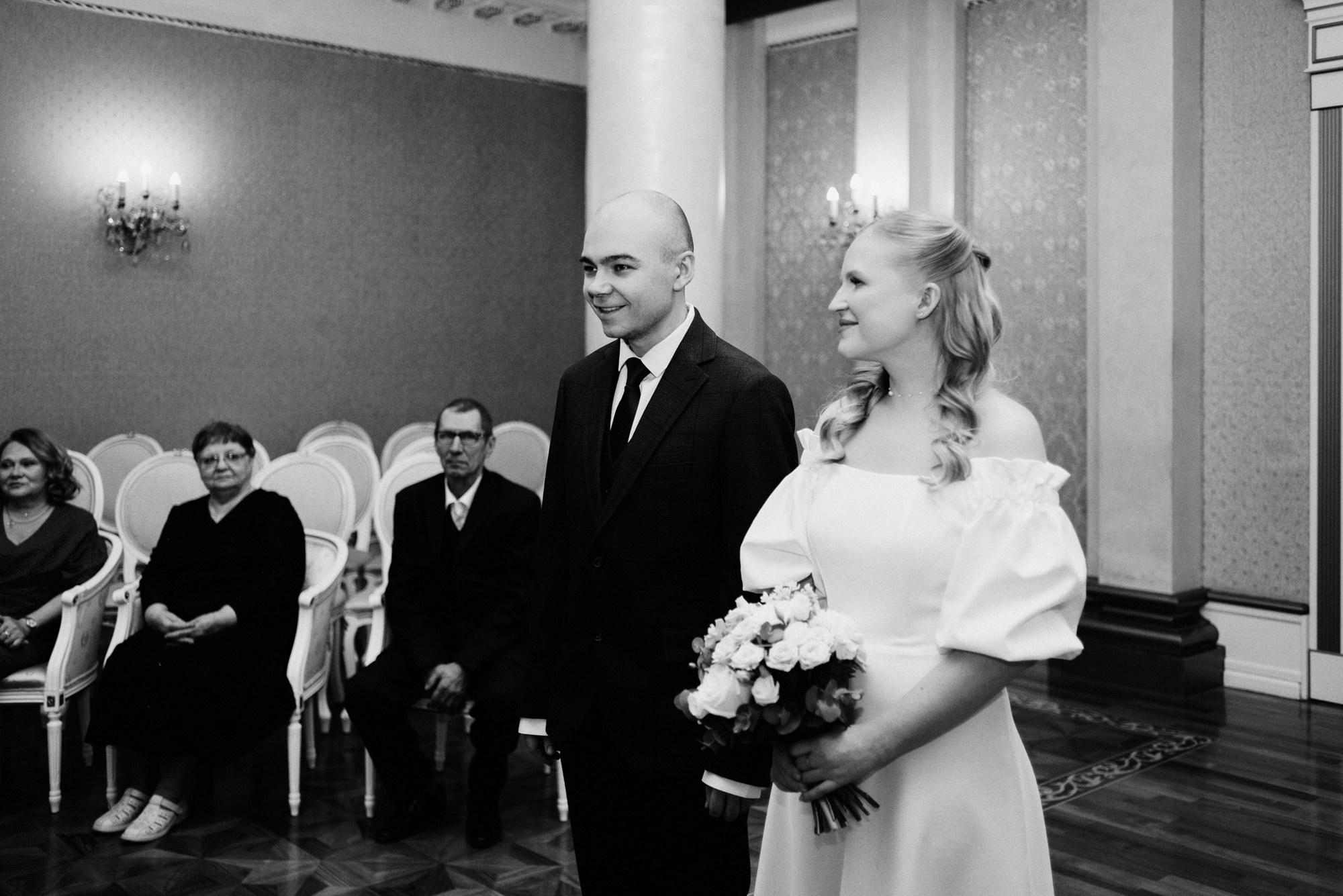 Свадебный фотограф в Тюмени — Фотосессия Максима и Лизы на крыше и в студии. Портретный фотограф Тюмень Дарья Мустафина