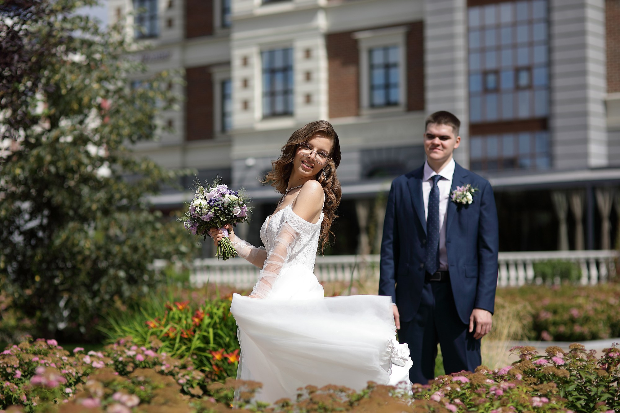Свадебная фотосессия жениха и невесты в центре Екатеринбурга на улице Горького