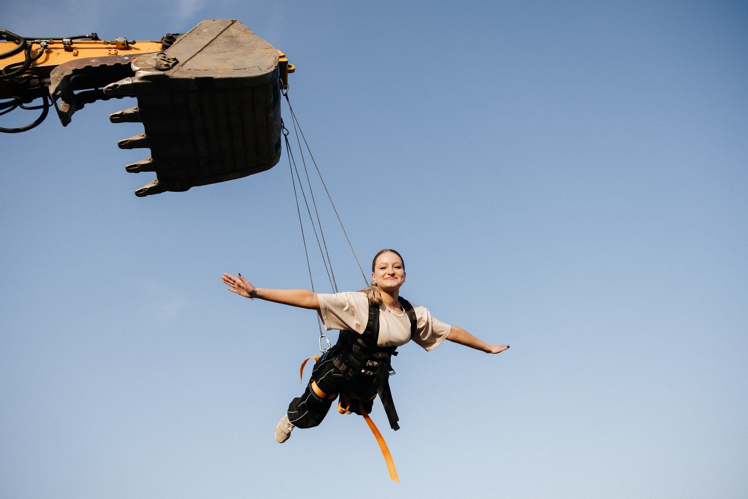 Здравствуйте! Я свадебный фотограф из Ульяновска, работаю в том числе по всей России и с выездом за границу. Снимаю свадьбы, lovestory, корпоративы, светский репортаж. Провожу обучение по фотографии, мастер-классы и воркшопы для других фотографов.