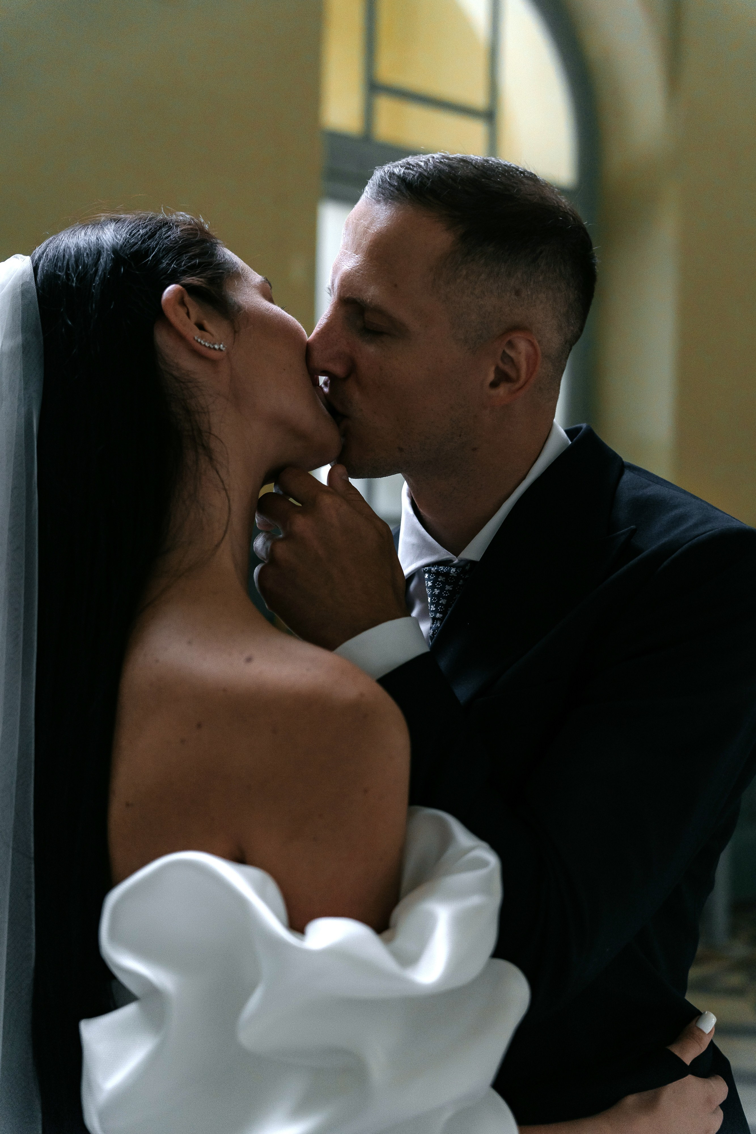 Чувственный поцелуй свадебной пары на витебском вокзале