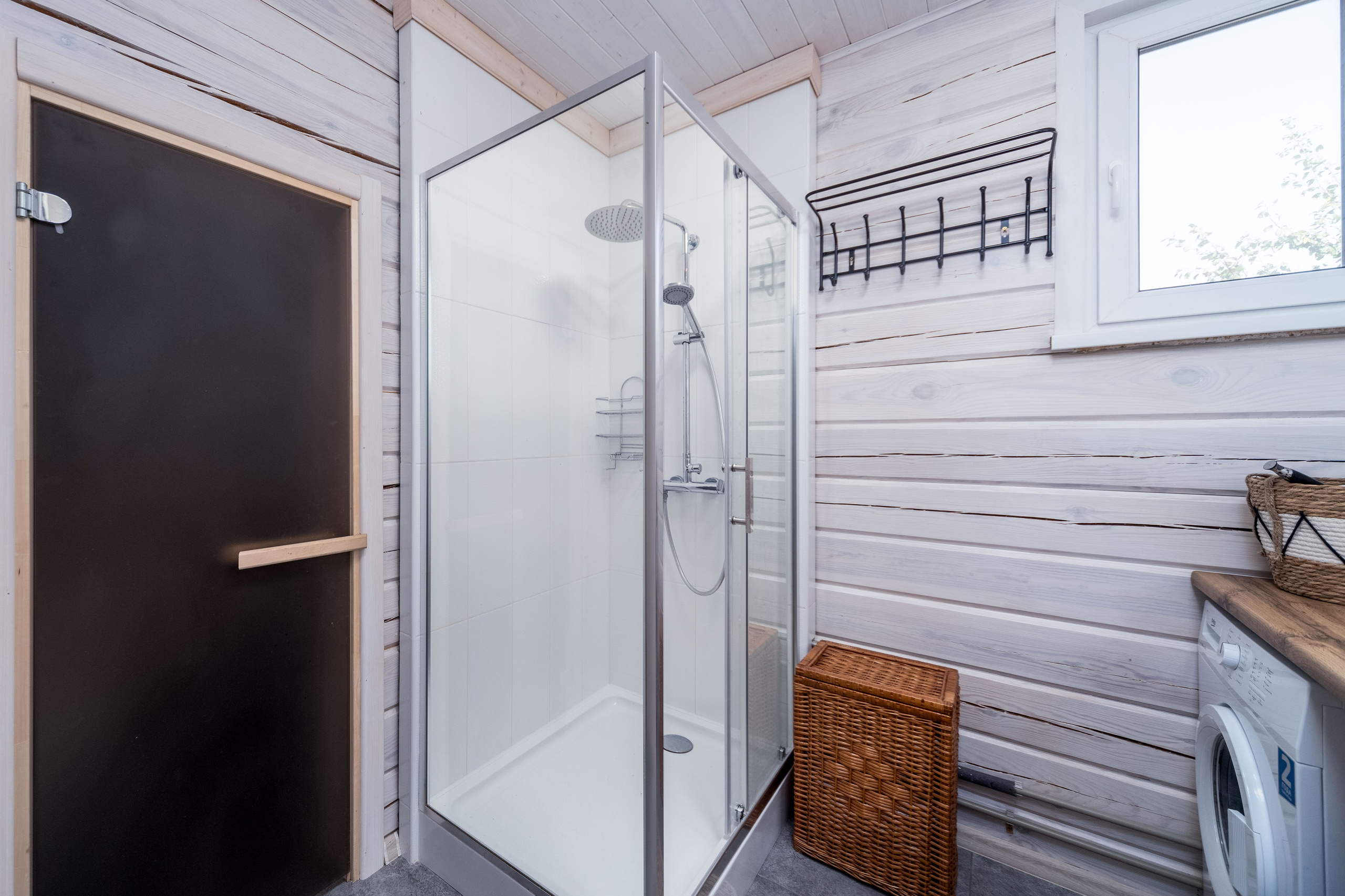 Фотограф Sakavita Media - интерьер санузла в коттедже, в кадре душевая кабина, стиральная машинка и окно во двор