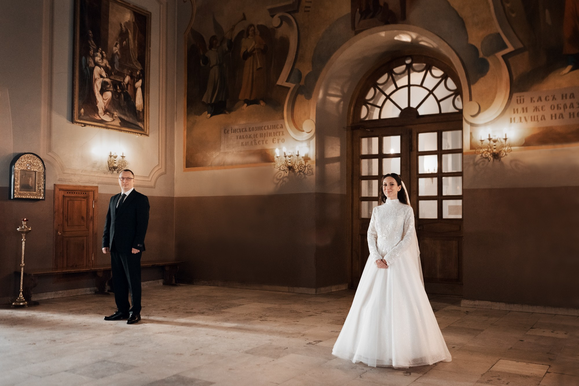 молодая пара стоит перед венчанием, ожидание венчания