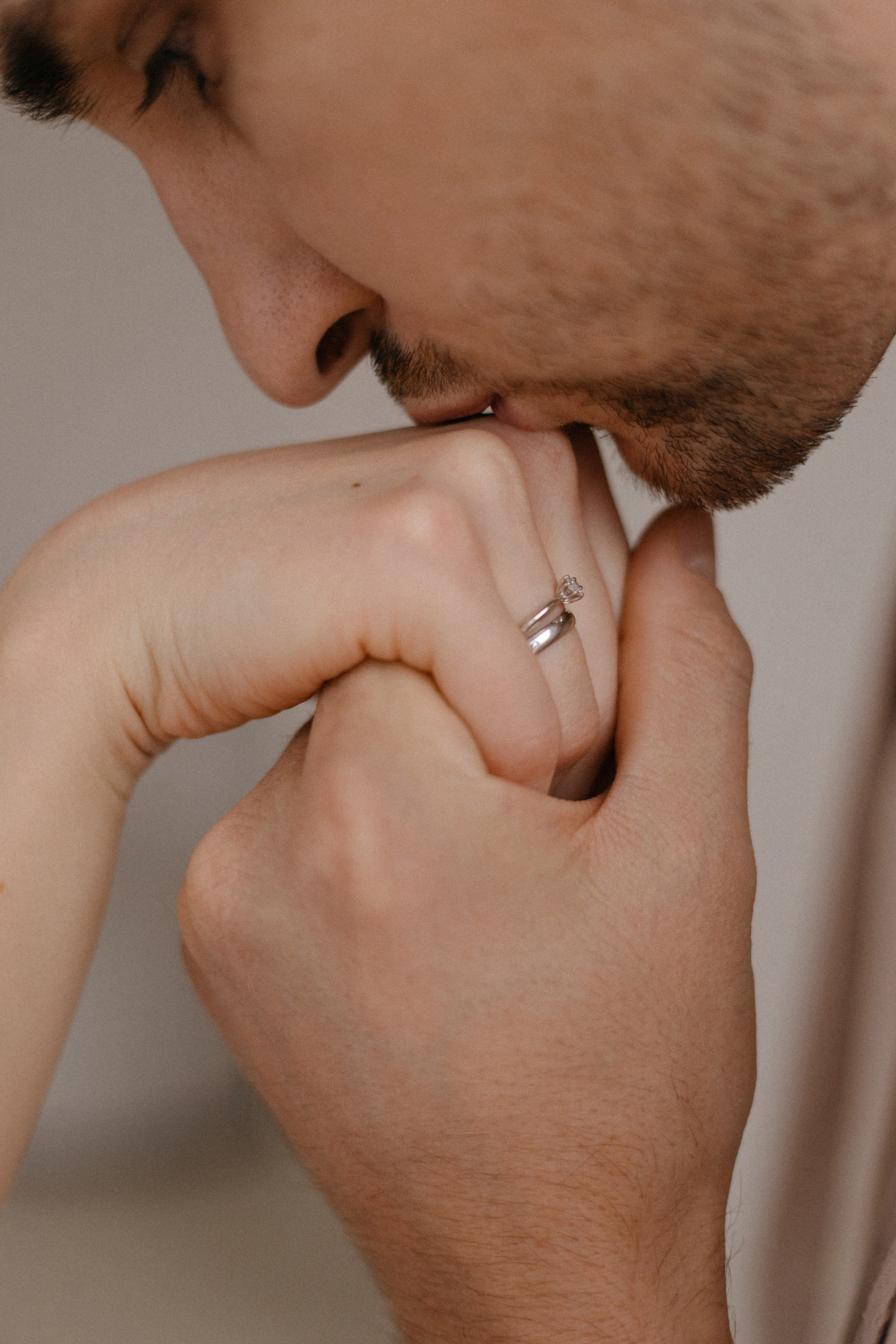 Парная фотосессия в минималистичной студии. Сестры Карабаза. Фотографы и ретушеры в Москве и Санкт-Петербурге