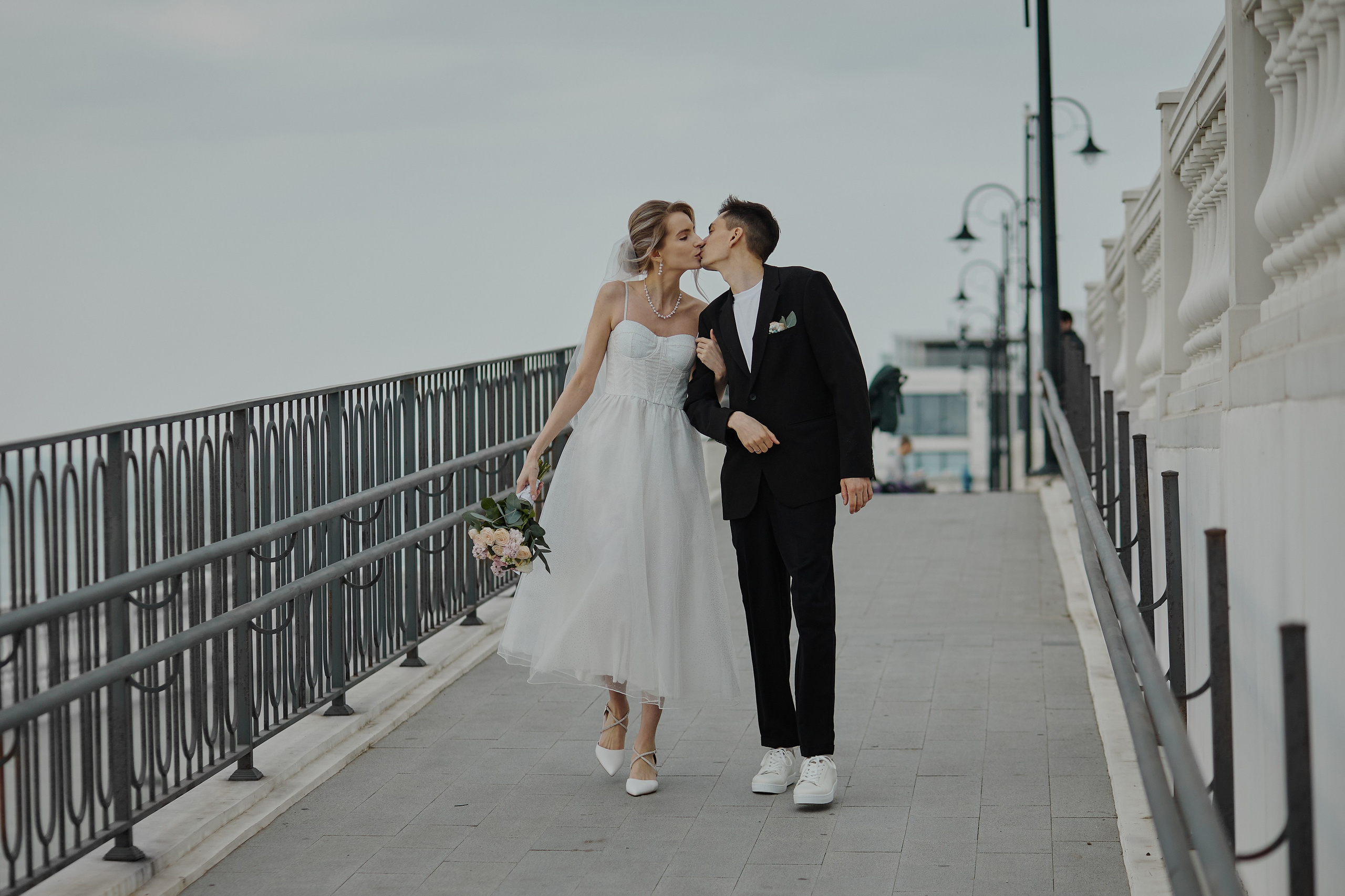 Свадебная фотосессия на белой набережной города Анапа