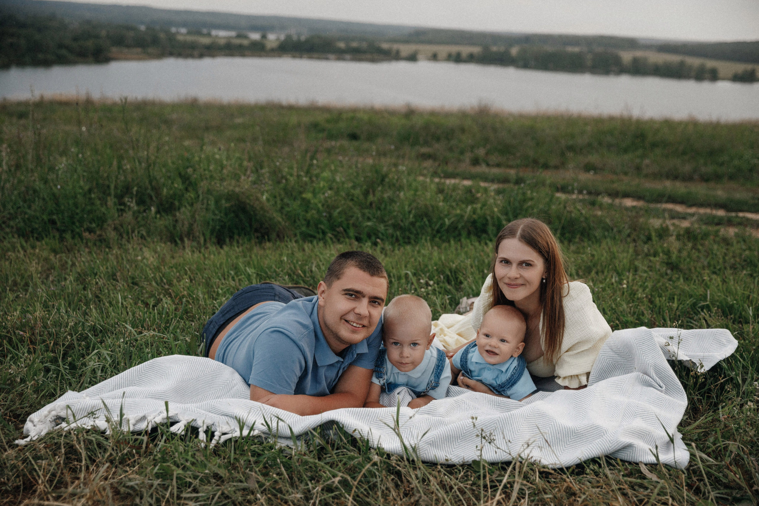 Семейная фотосессия в поле. Фотограф во Владимире Татьяна Бабикова