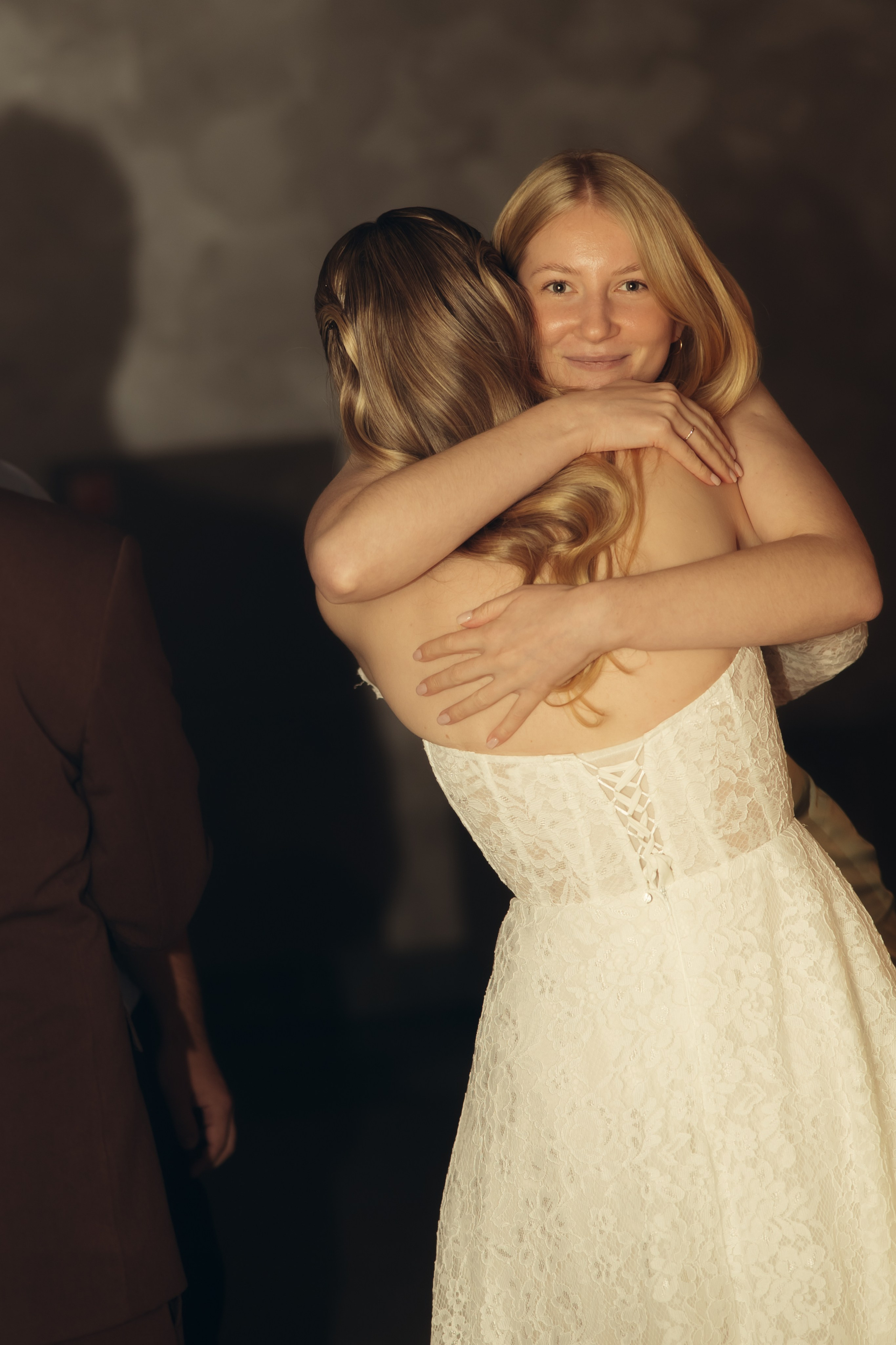 Таня и Тимур, утренние сборы в квартире и свадебный ужин. Фотограф любви в городе Казань