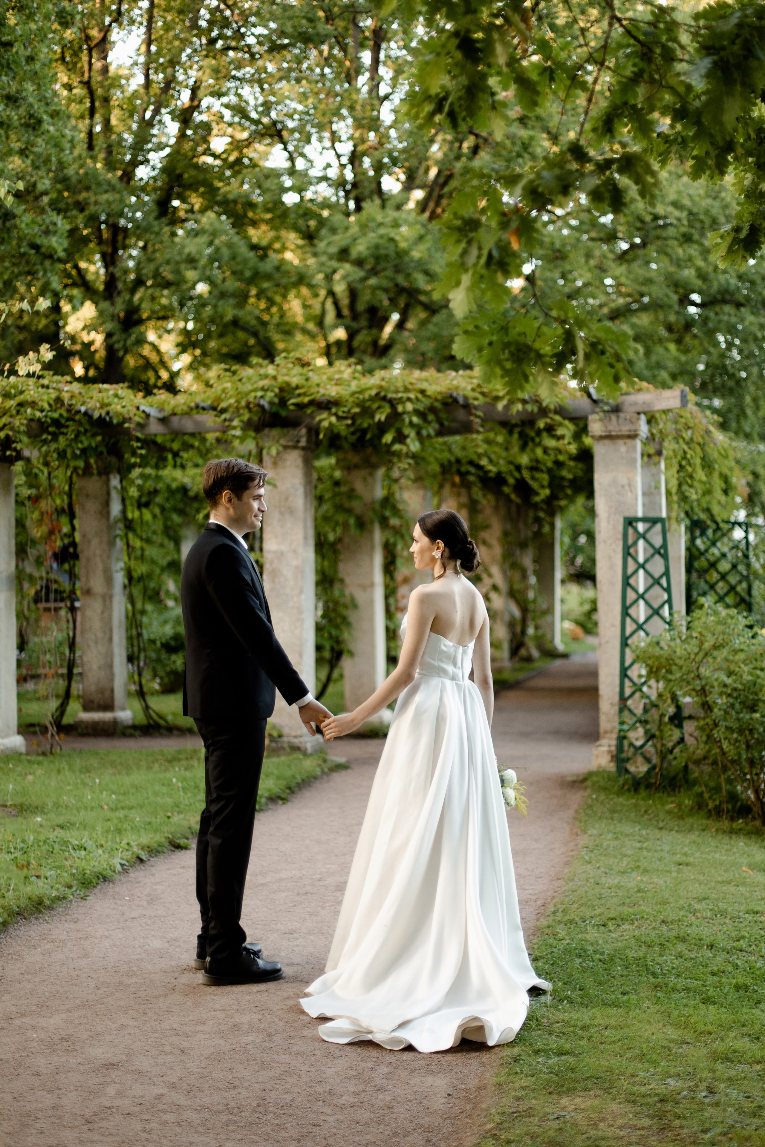 Свадебная прогулка в Ораниенбауме. Свадебный и портретный фотограф в Миассе Филиппенко Дарья
