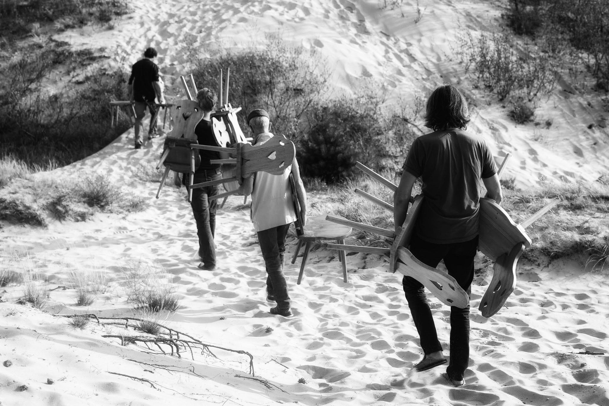 ОДИН СТУЛ, МНОГО СТУЛЬЕВ. Художественная группа «Нежные Бабы»