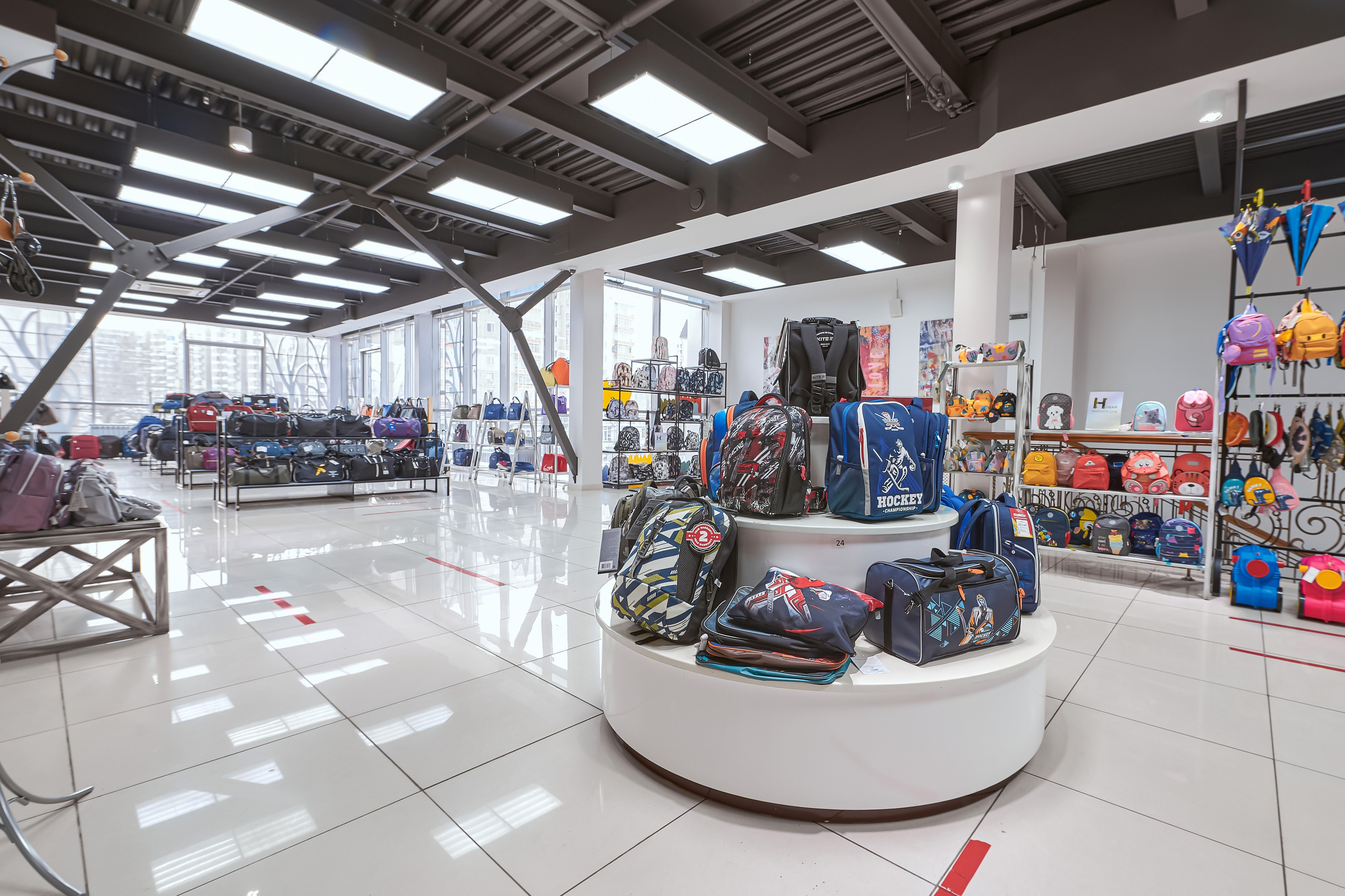 Портфолио по интерьерной и экстерьерной фотосъёмки: Мир сумок — Левый берег. Фотограф Яковлев Роман — Красноярск