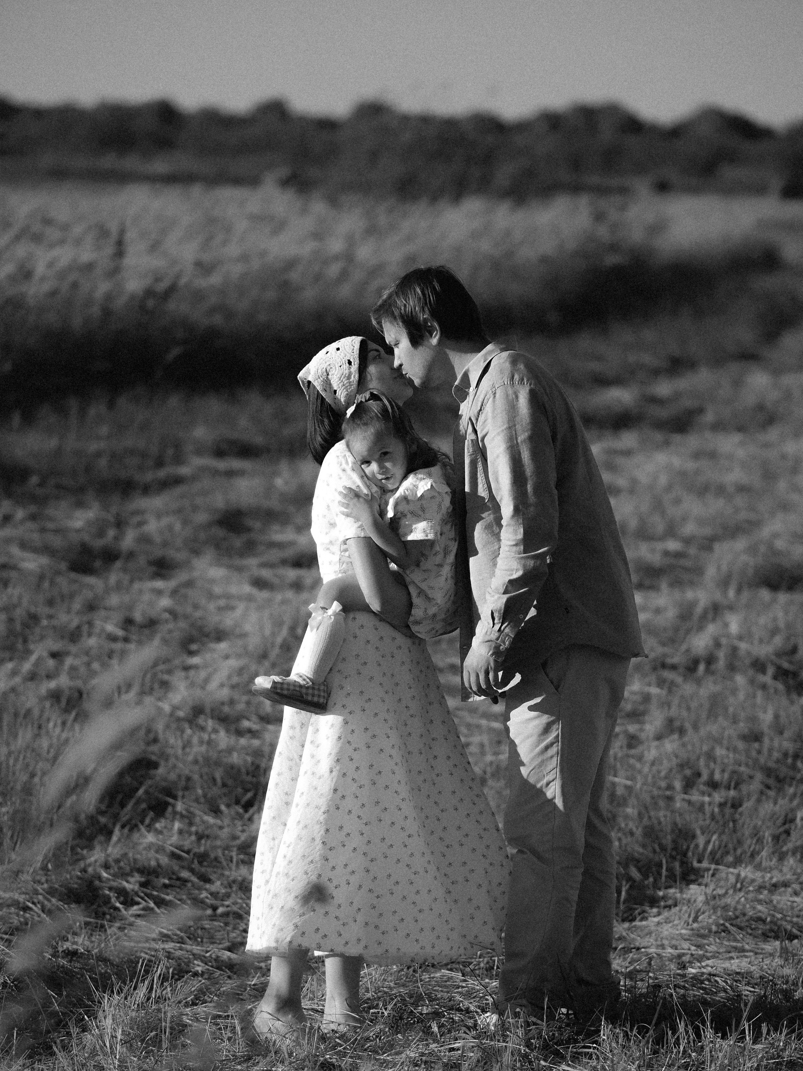 Гоняться по полю на тачке с мамой и папой. Обижаться. Смеяться. Фотограф Рязань. Семейный Свадебный фотограф