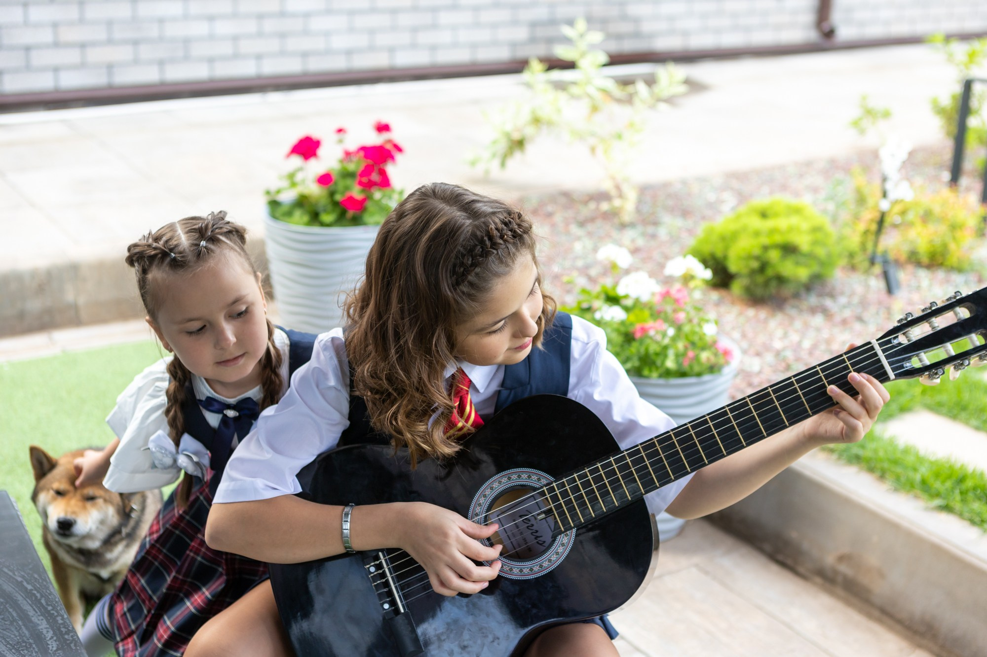 Элина и Аделина идут в школу. Фотограф в Оренбурге. Профессиональный фотограф