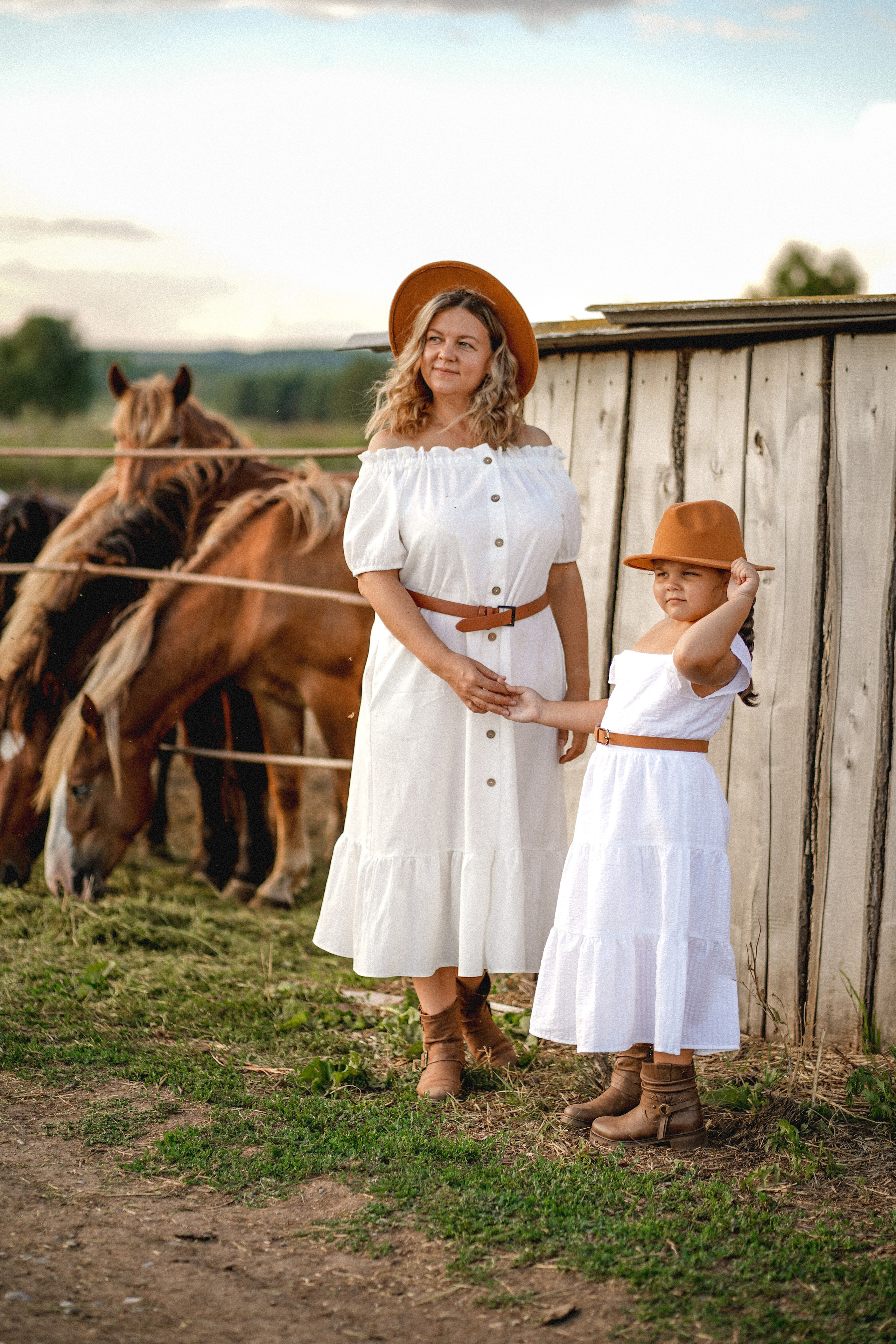 Агата и Юлия с лошадьми