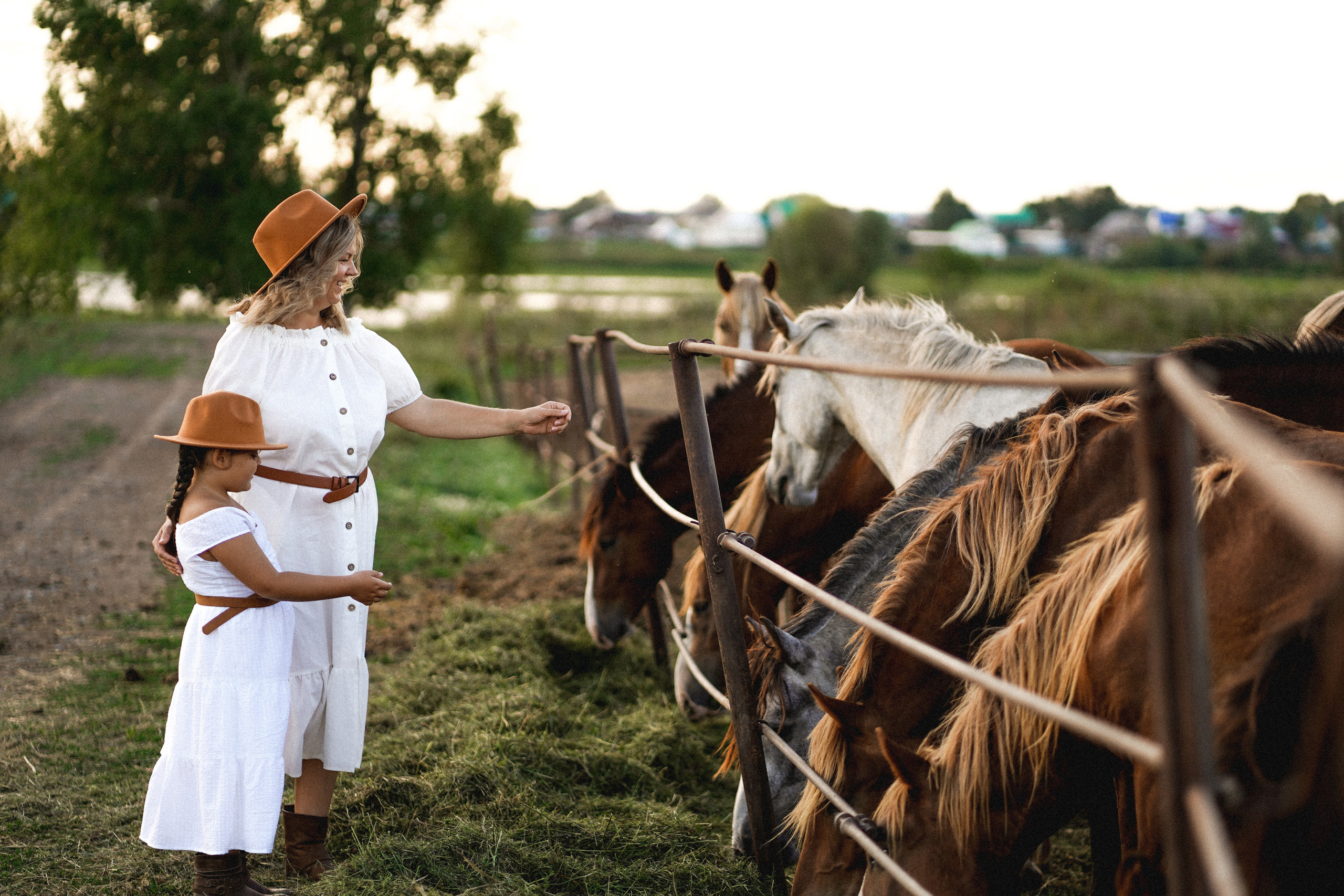 Агата и Юлия с лошадьми