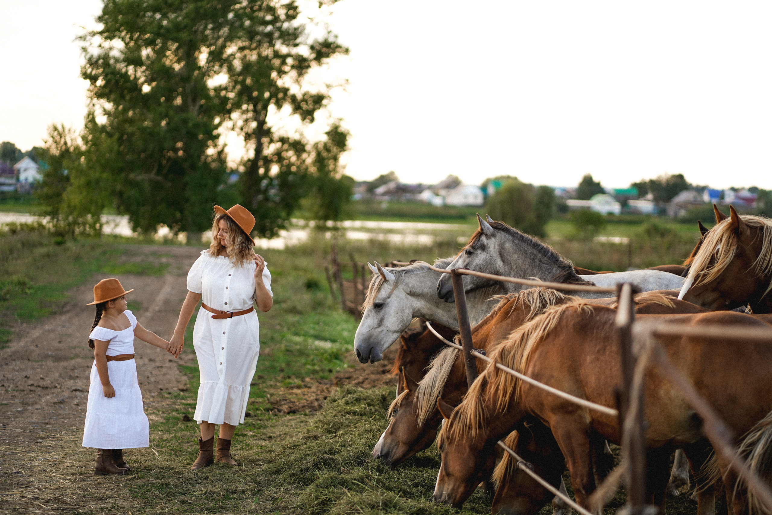 Агата и Юлия с лошадьми
