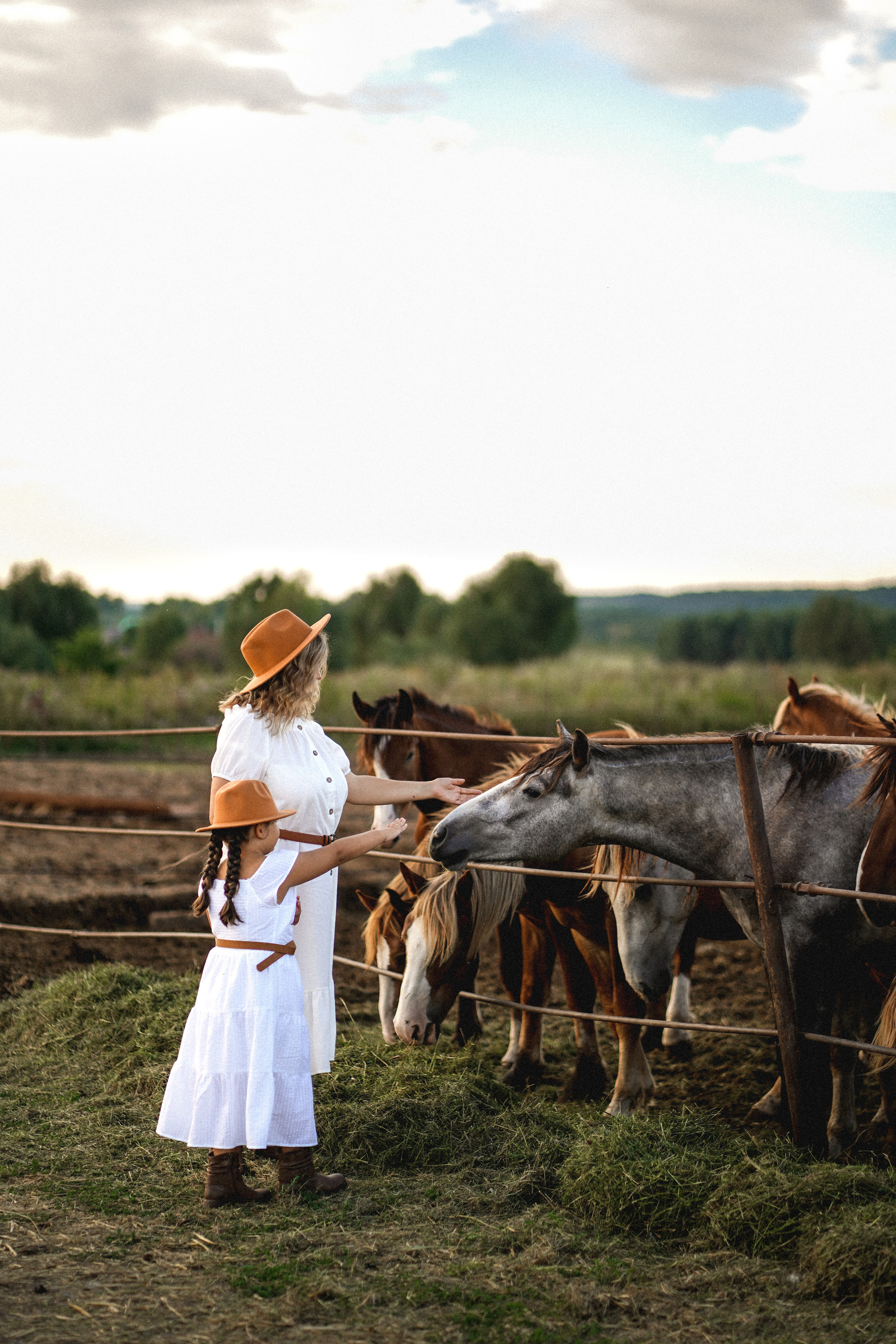 Агата и Юлия с лошадьми