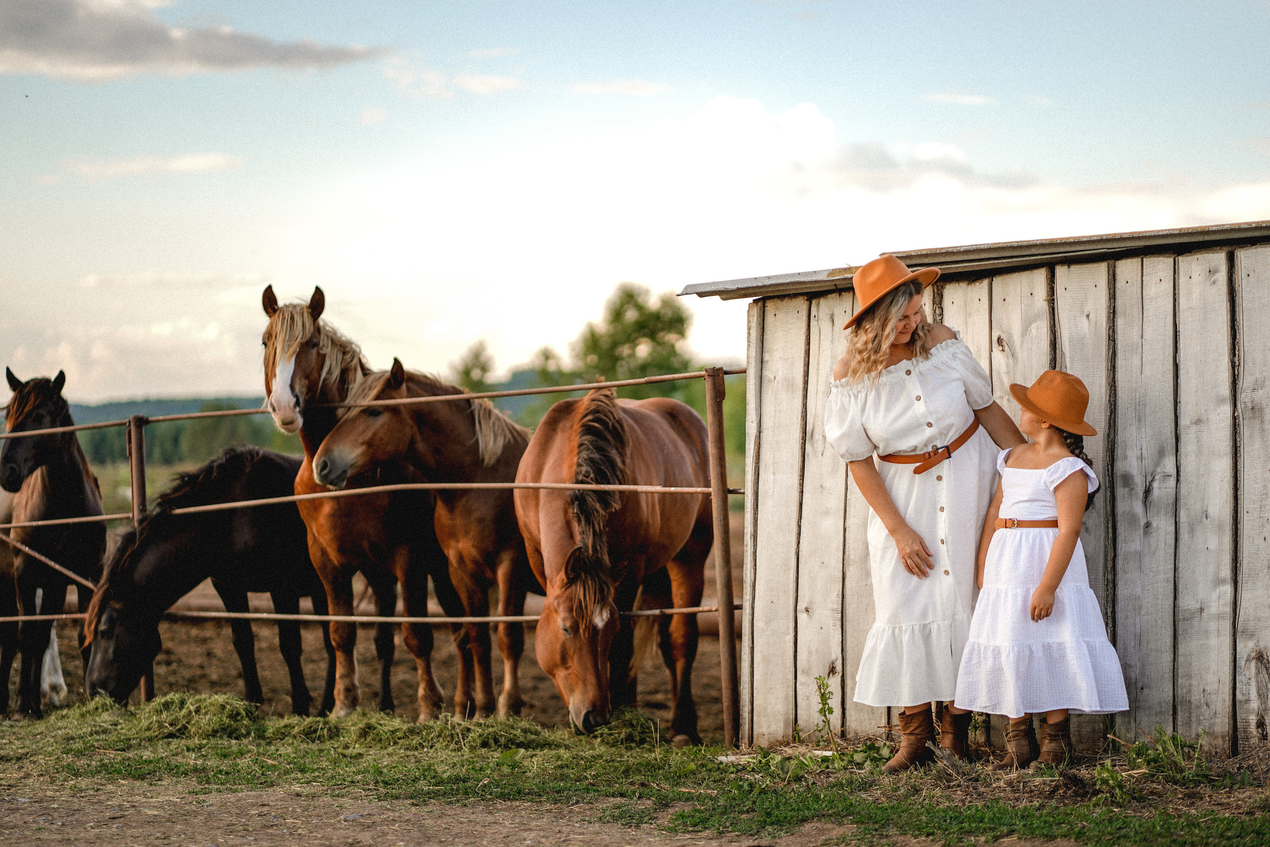 Агата и Юлия с лошадьми