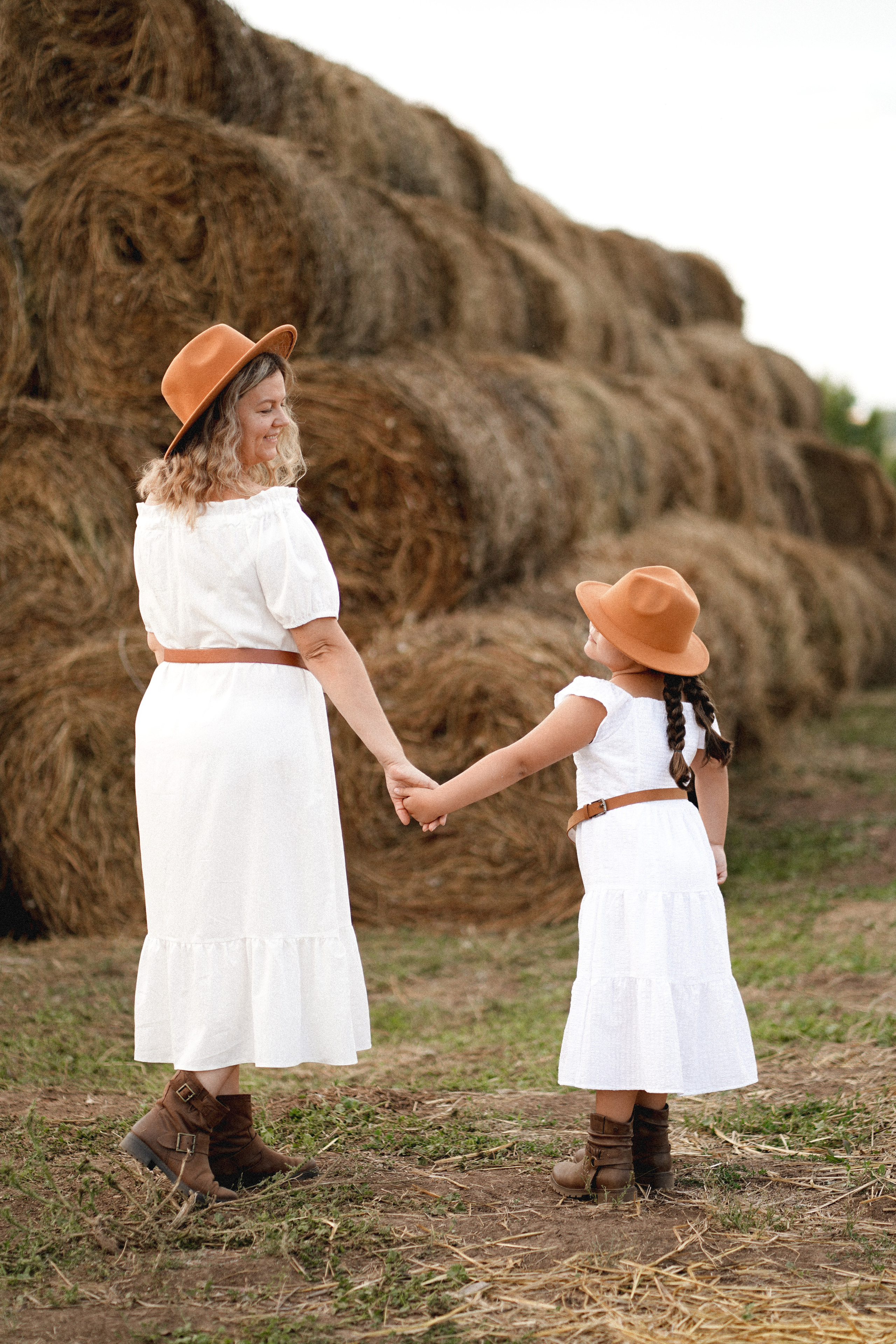 Агата и Юлия с лошадьми