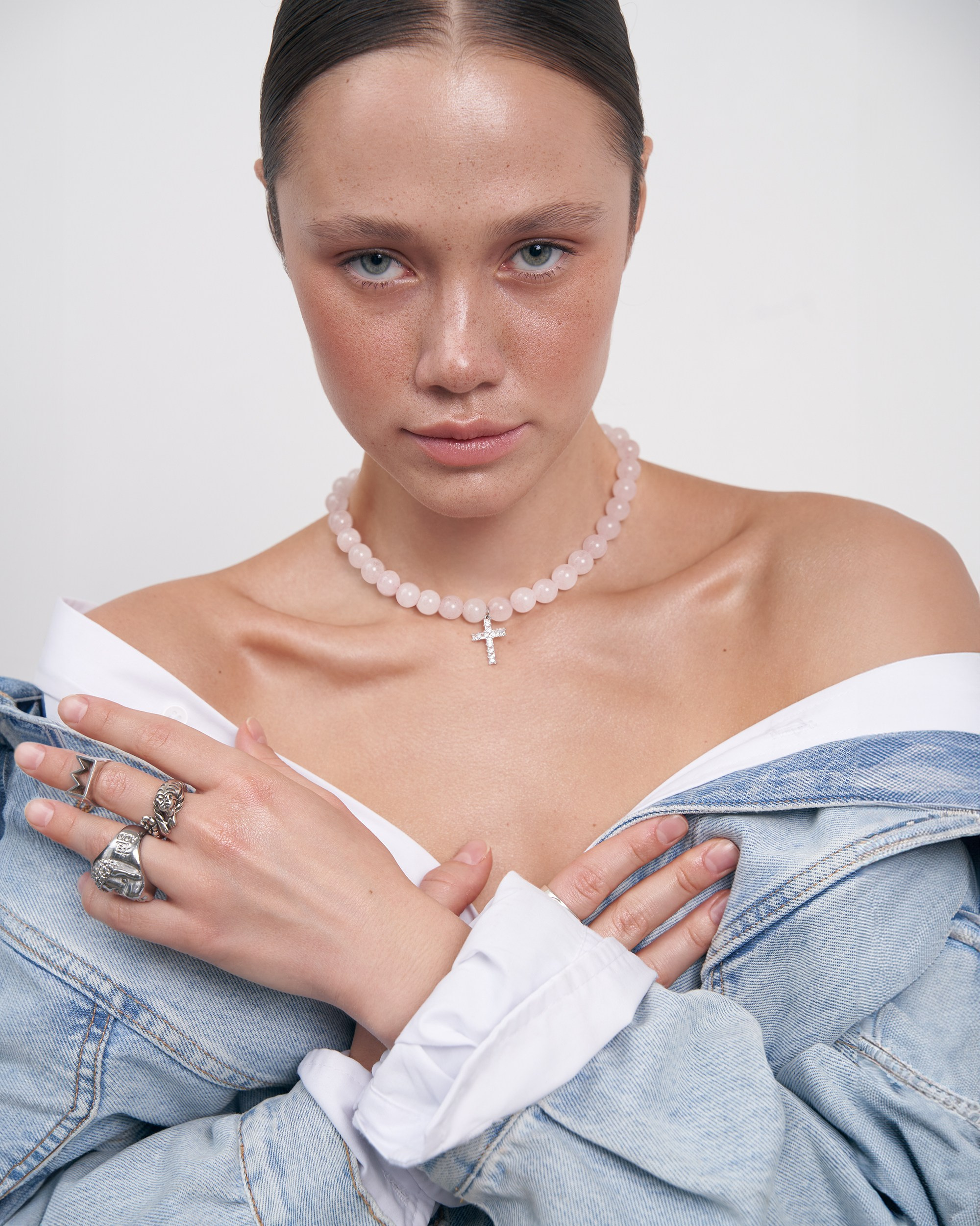 Стильная фотосъемка украшений на модели