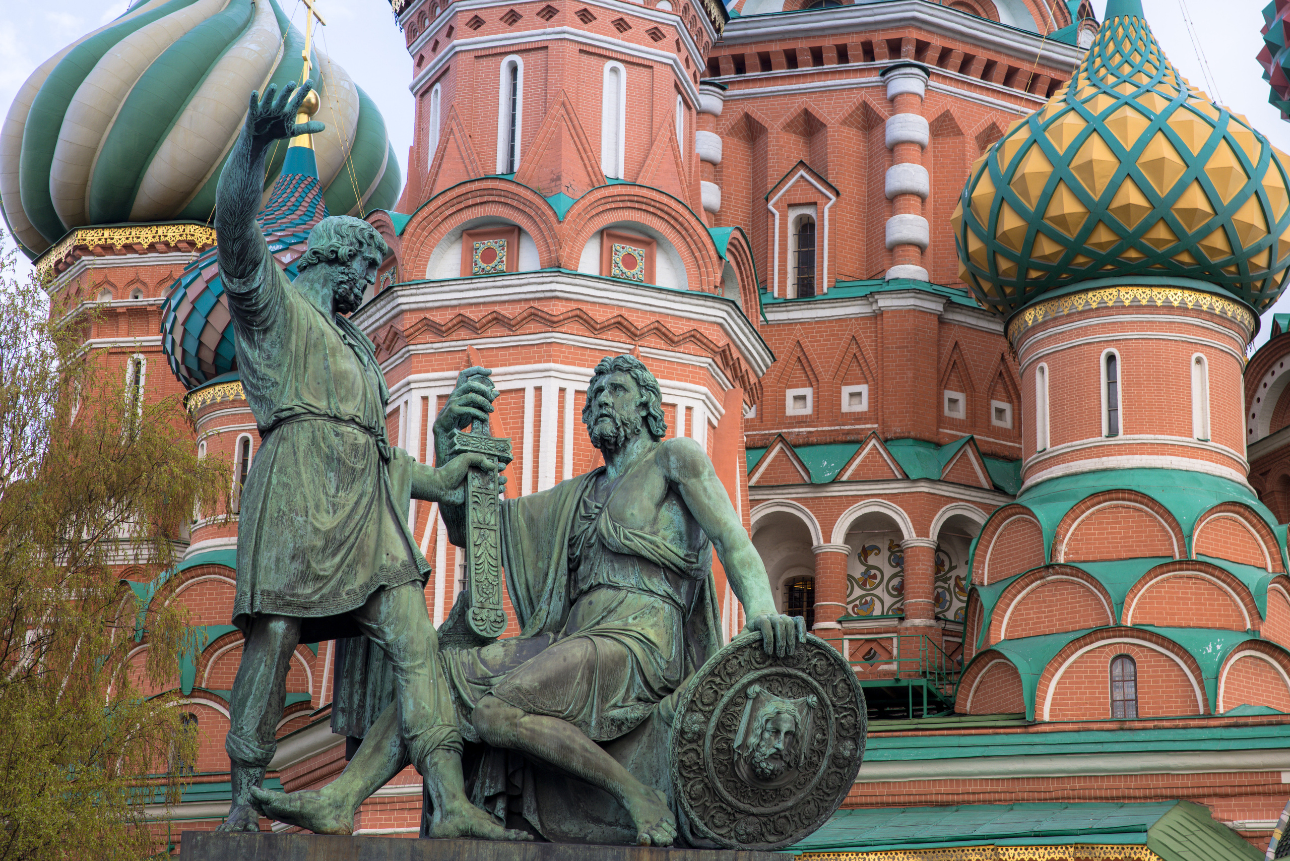 Памятник Минину и Пожарскому и собор Василия Блаженного в Москве