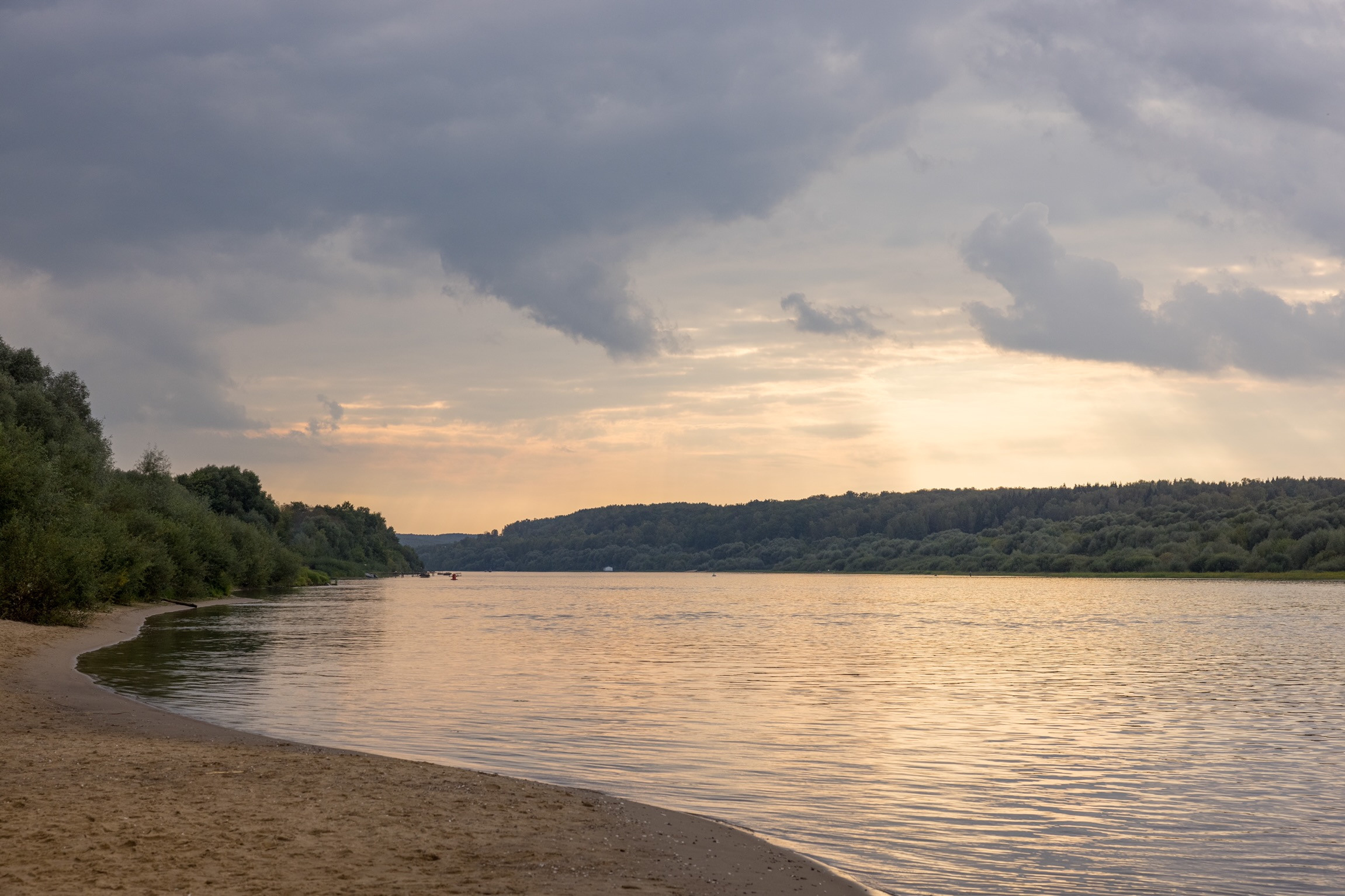 Река Ока простирается почти на полторы тысячи километров, являясь крупнейшим притоком Волги