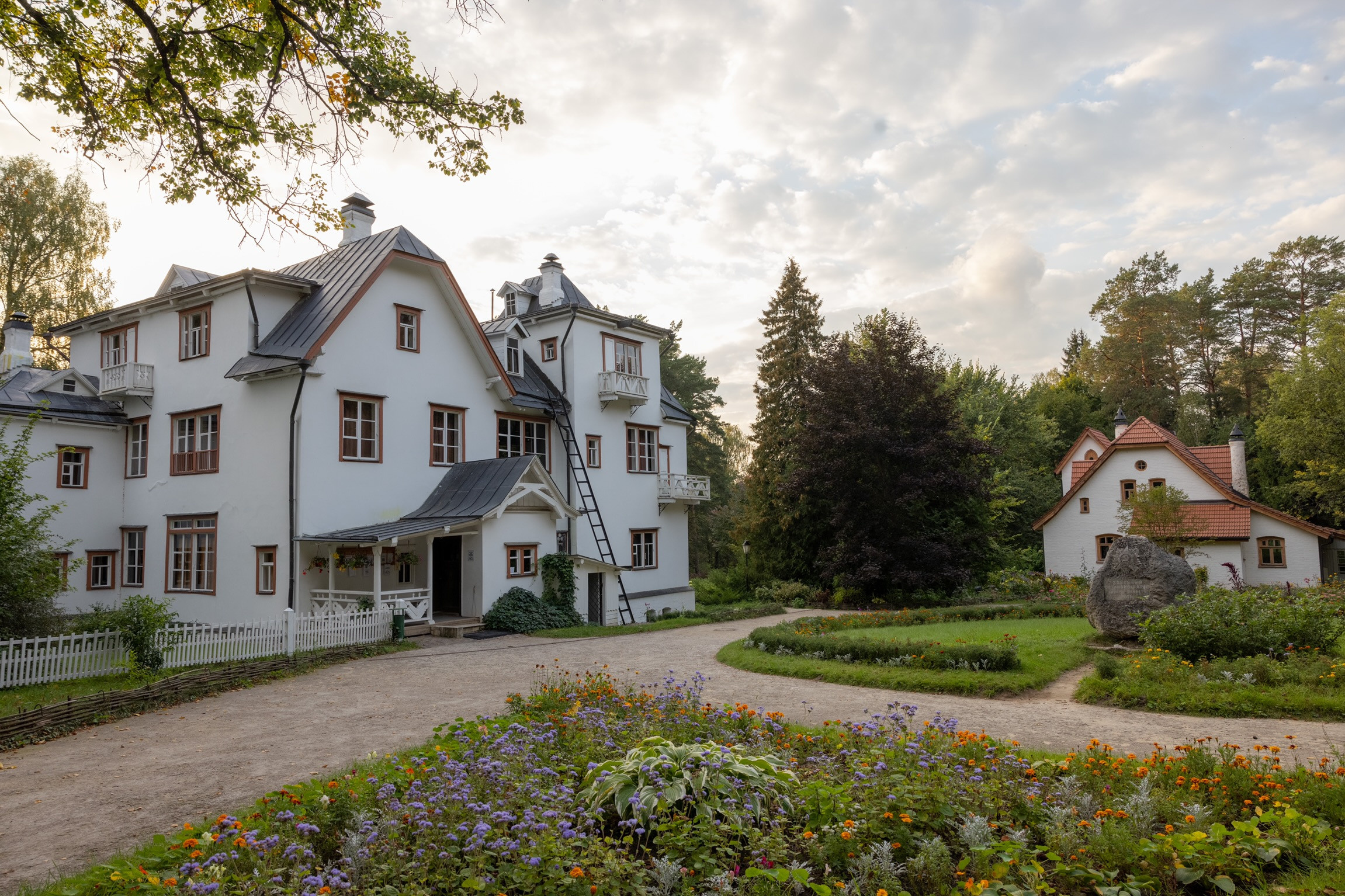 Главный дом усадьбы Поленово. Художник Василий Поленов. Заокский район Тульской области.