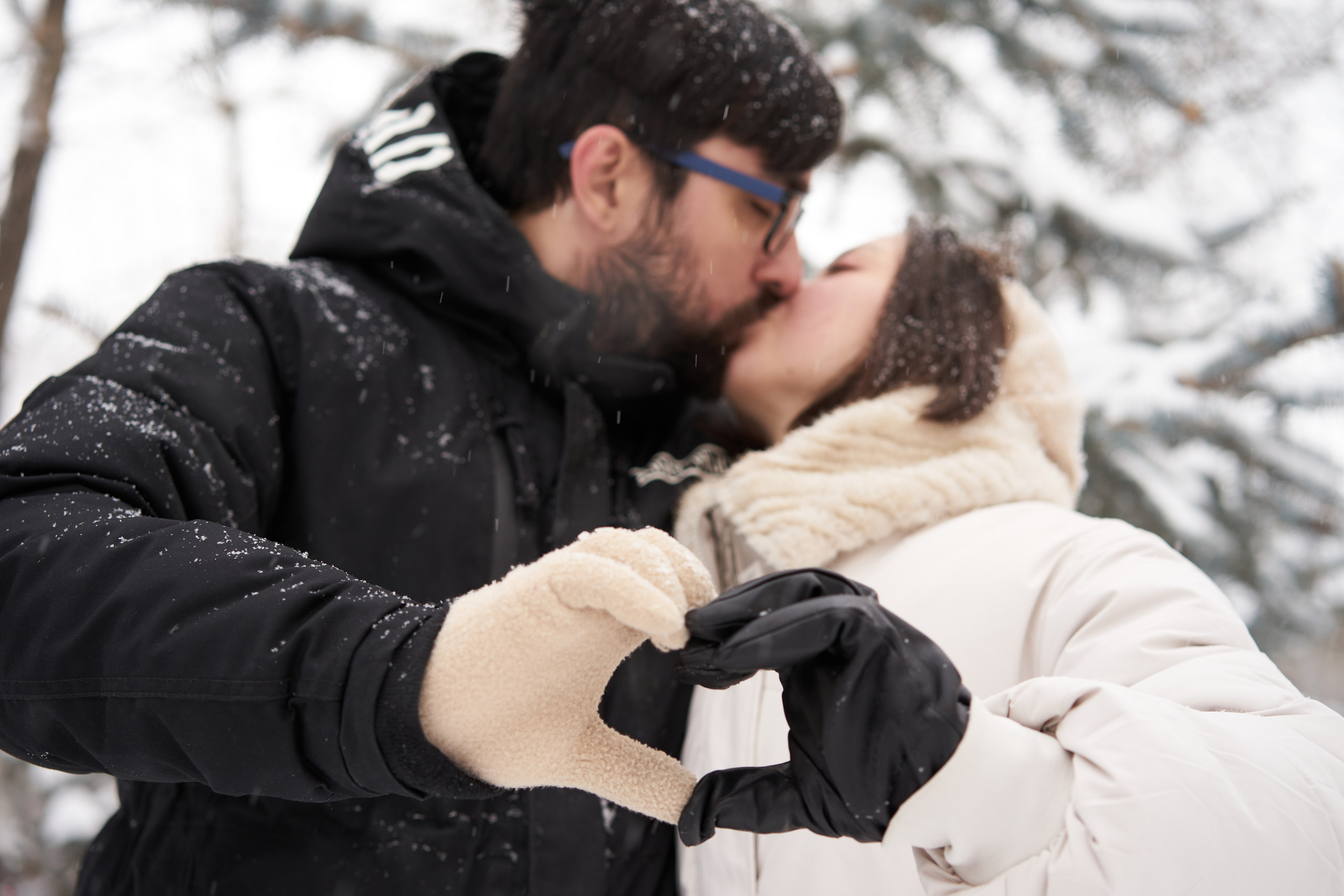 Зимняя фотосессия влюбленных в парке. Фотограф Екатеринбург Кокшарова Александра