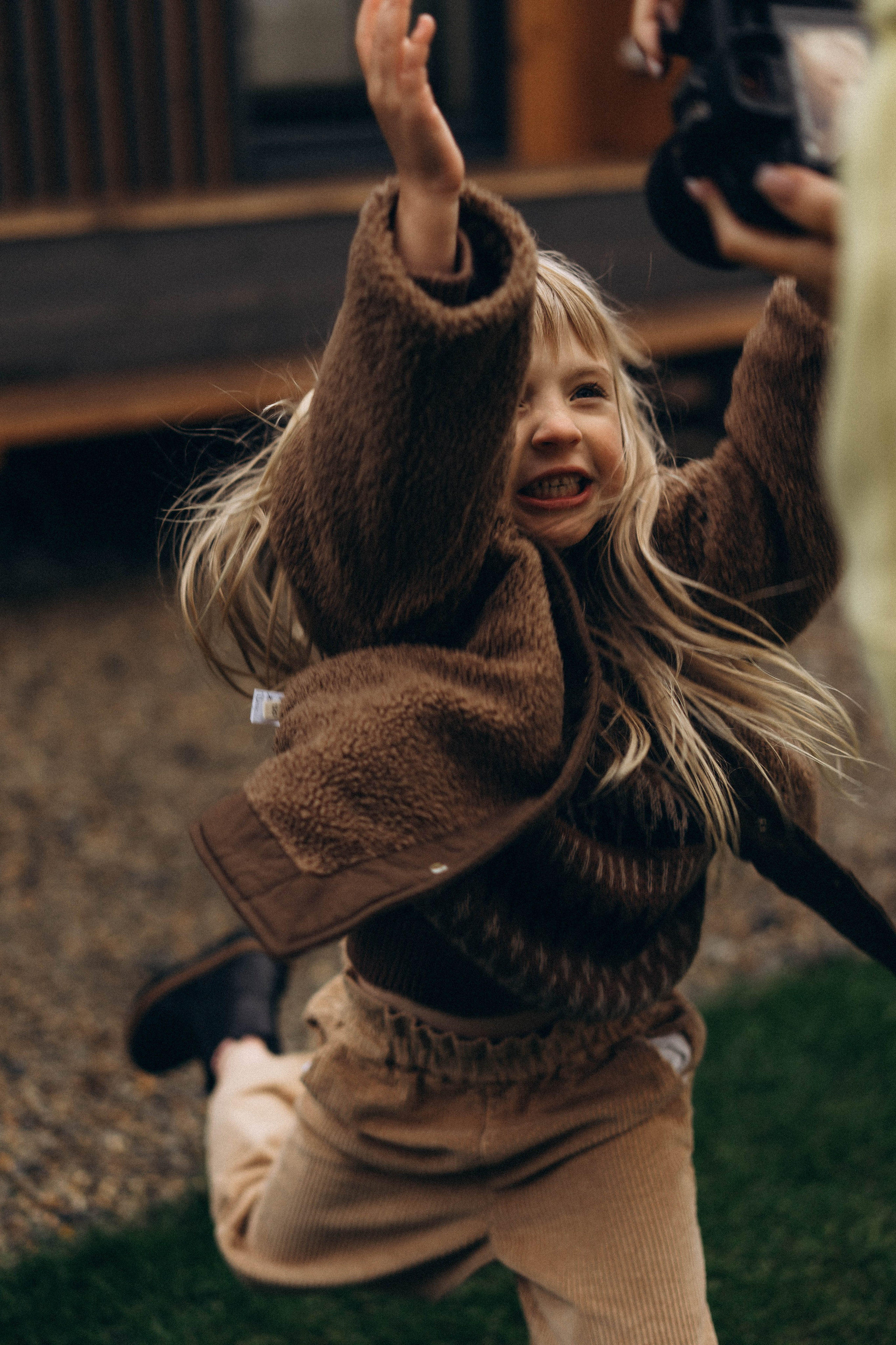Фотосессия у дома во дворе мама и дочка. Фотограф Екатеринбург Кокшарова Александра