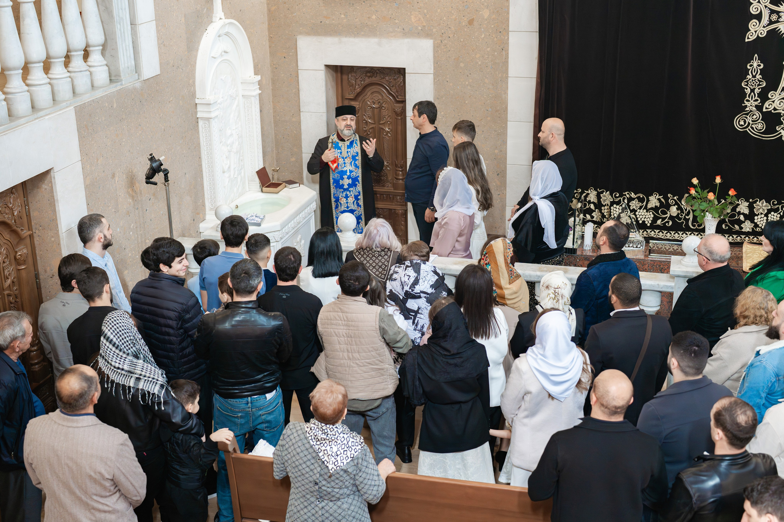 Крещение  ребёнка в храме. Фотограф видеограф Геннадий Янбаев в Сочи, Краснодаре