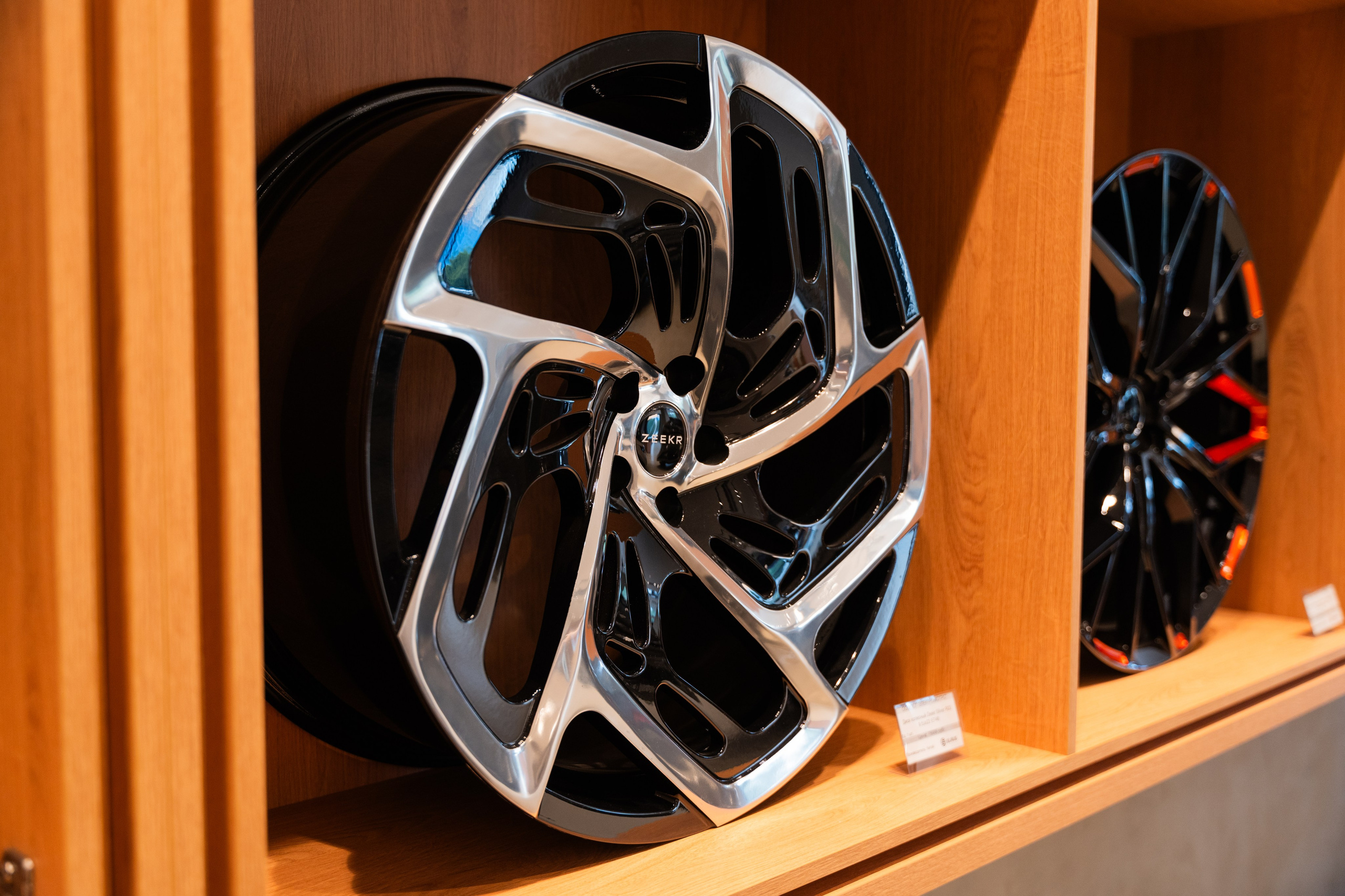 Интерьерная фотосъемка автосалона Elrus в Краснодаре. Zeekr, LiXiang Профессиональная фотосъемка интерьера премиум-автосалона в Краснодаре. Шедевры для Вас! Фотограф и Видеограф в Краснодаре Пахиев Руслан