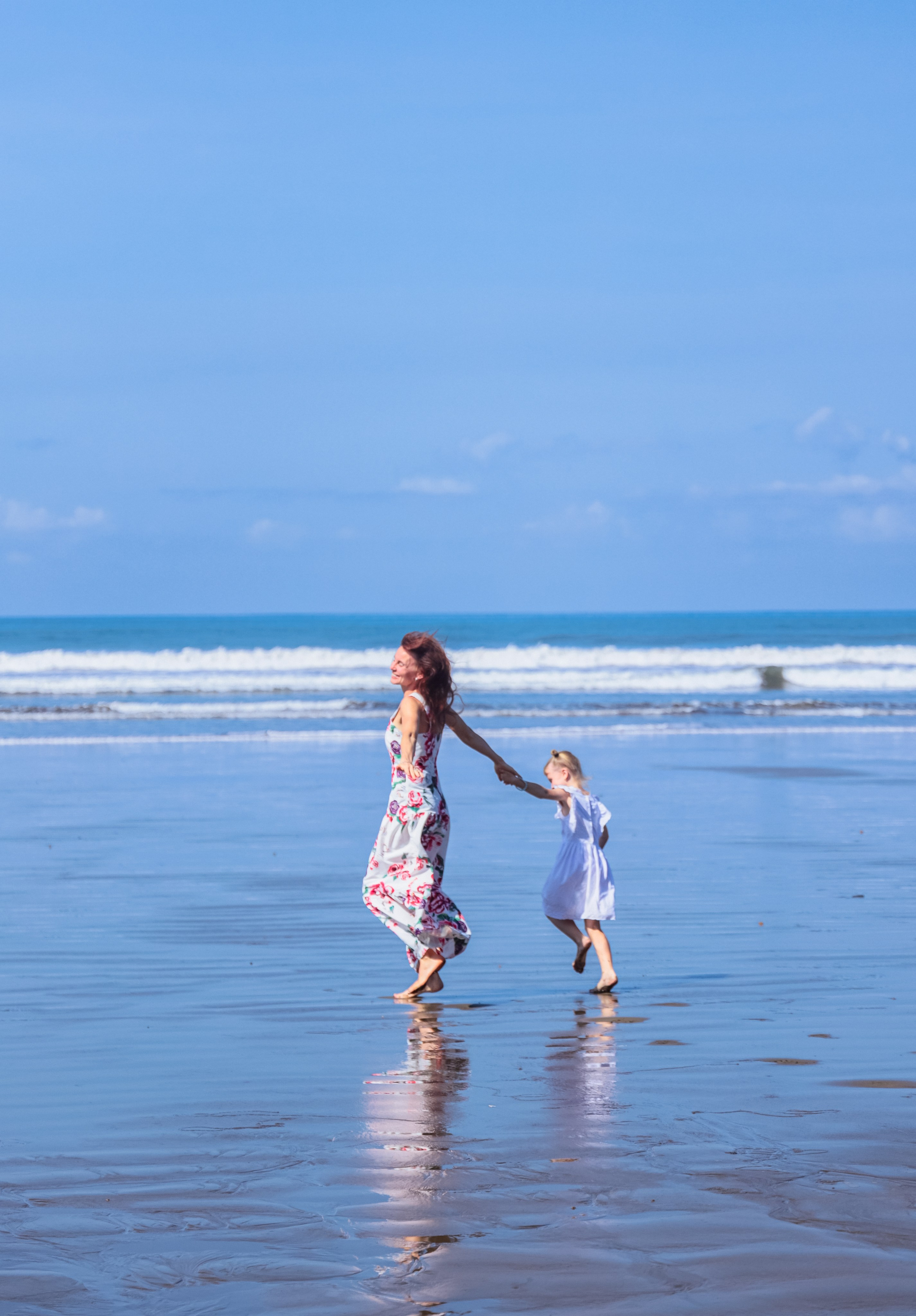 Ocean vibe with Tanya & Katya. Family, portrait, content photo in Costa Rica Evgeniya Besprozvannykh