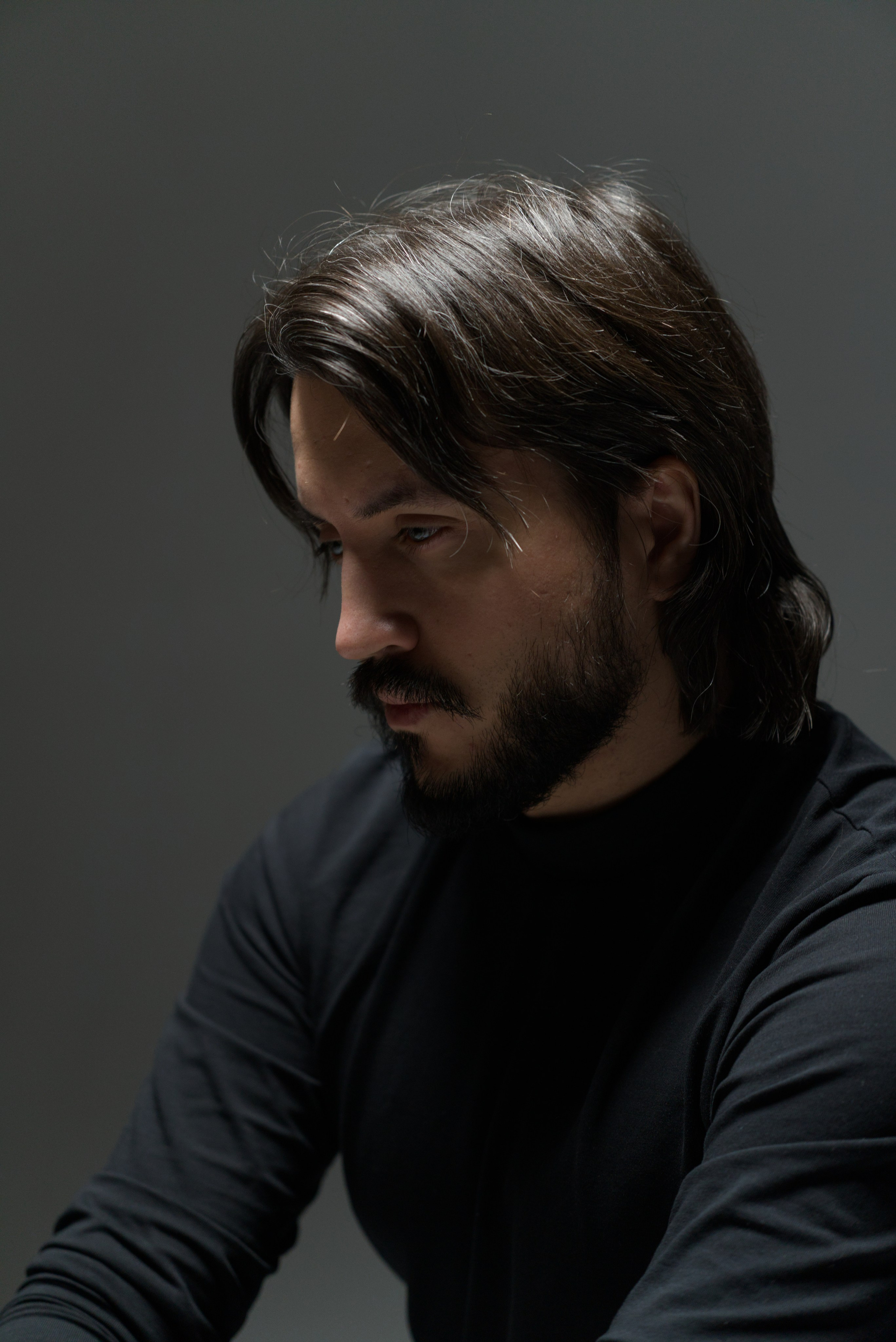 Мужской портрет в кресле. Мир глазами Саши Д