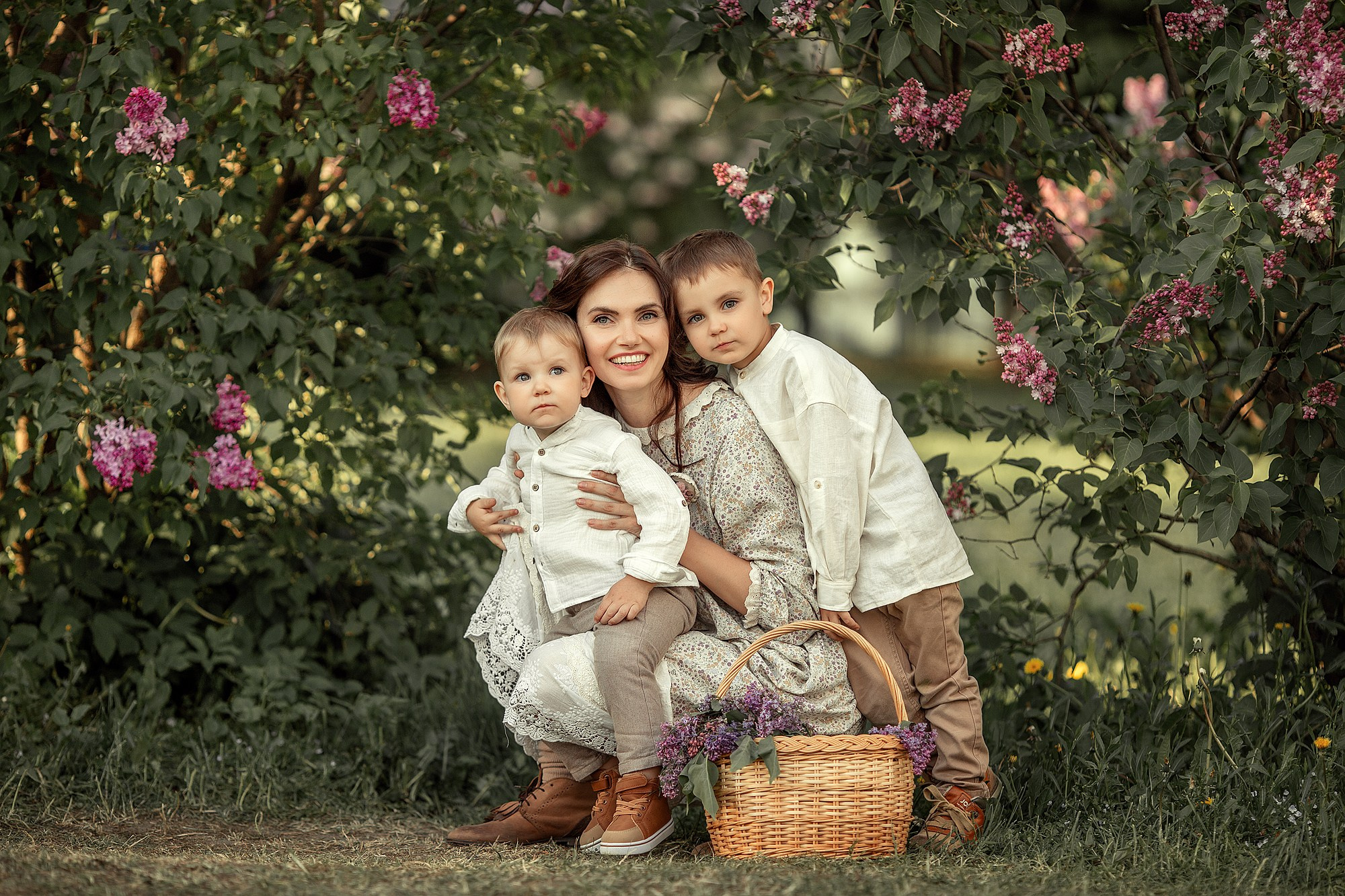 Малыши, кролики цветущая сирень. Tatyana Nadezhdina Family photographer