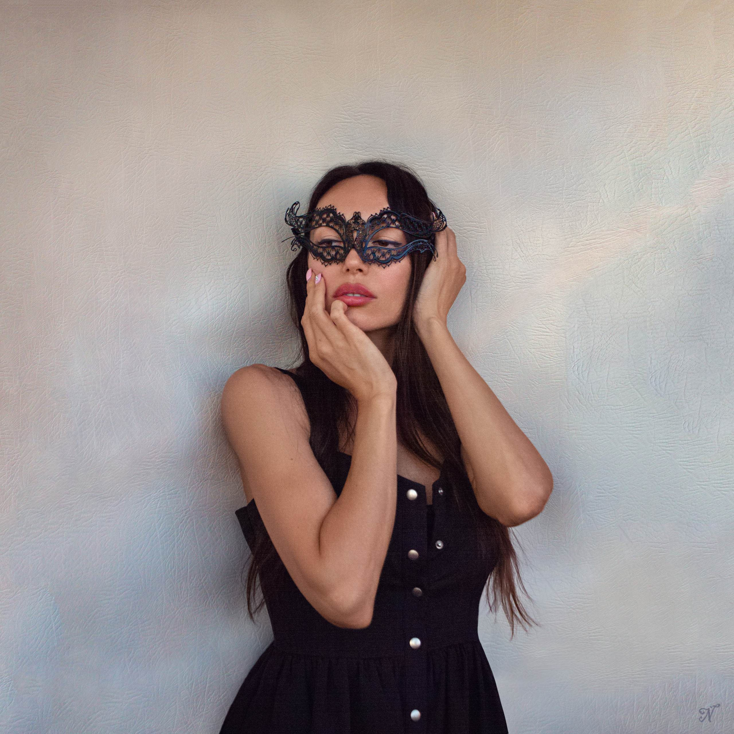 портрет на холсте  закатный свет для фотосессии  женская портретная фотосессия  фотоконтент  фото контент  весна скоро вырастет трава  черный корсет  брюнетка в черном платье   карнавальная маска  маска  черная маска  кружевная маска  девушка в маске 