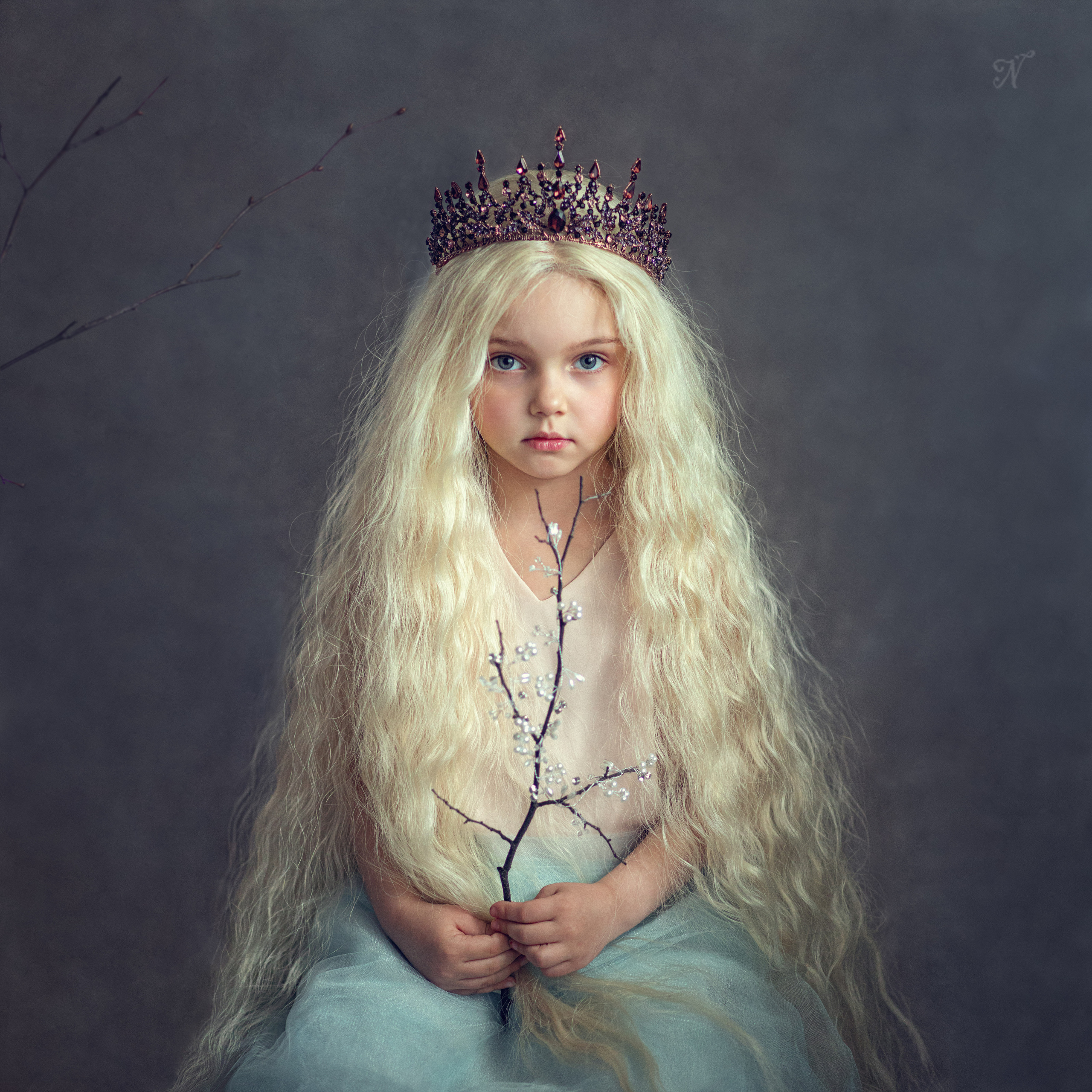белый парик  детская фотосессия  фотосессия в короне  съемка детей  фотосессия для девочки  королева  принцесса 