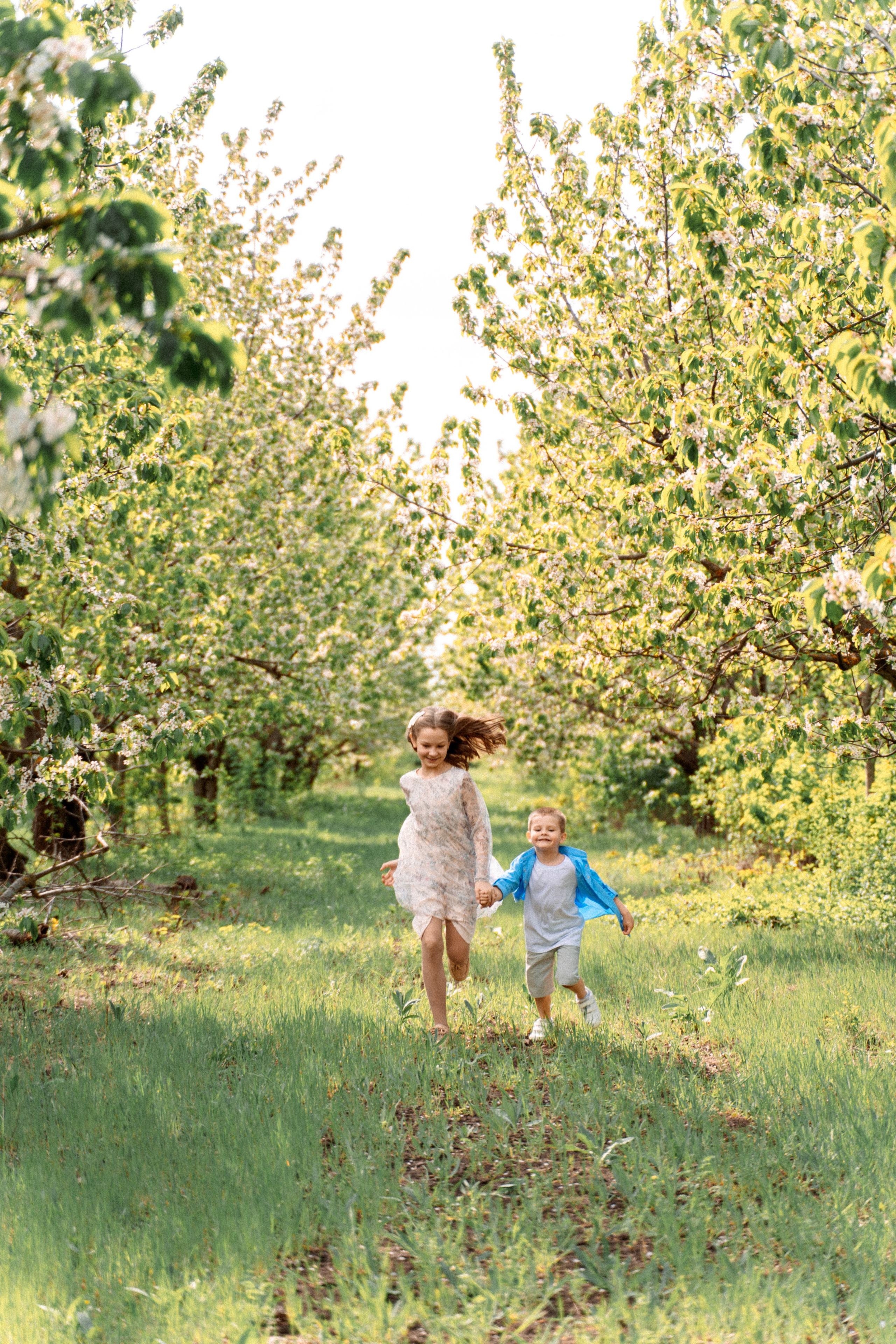Сава и Ася в цветущем саду. Семейный фотограф Новочеркасск