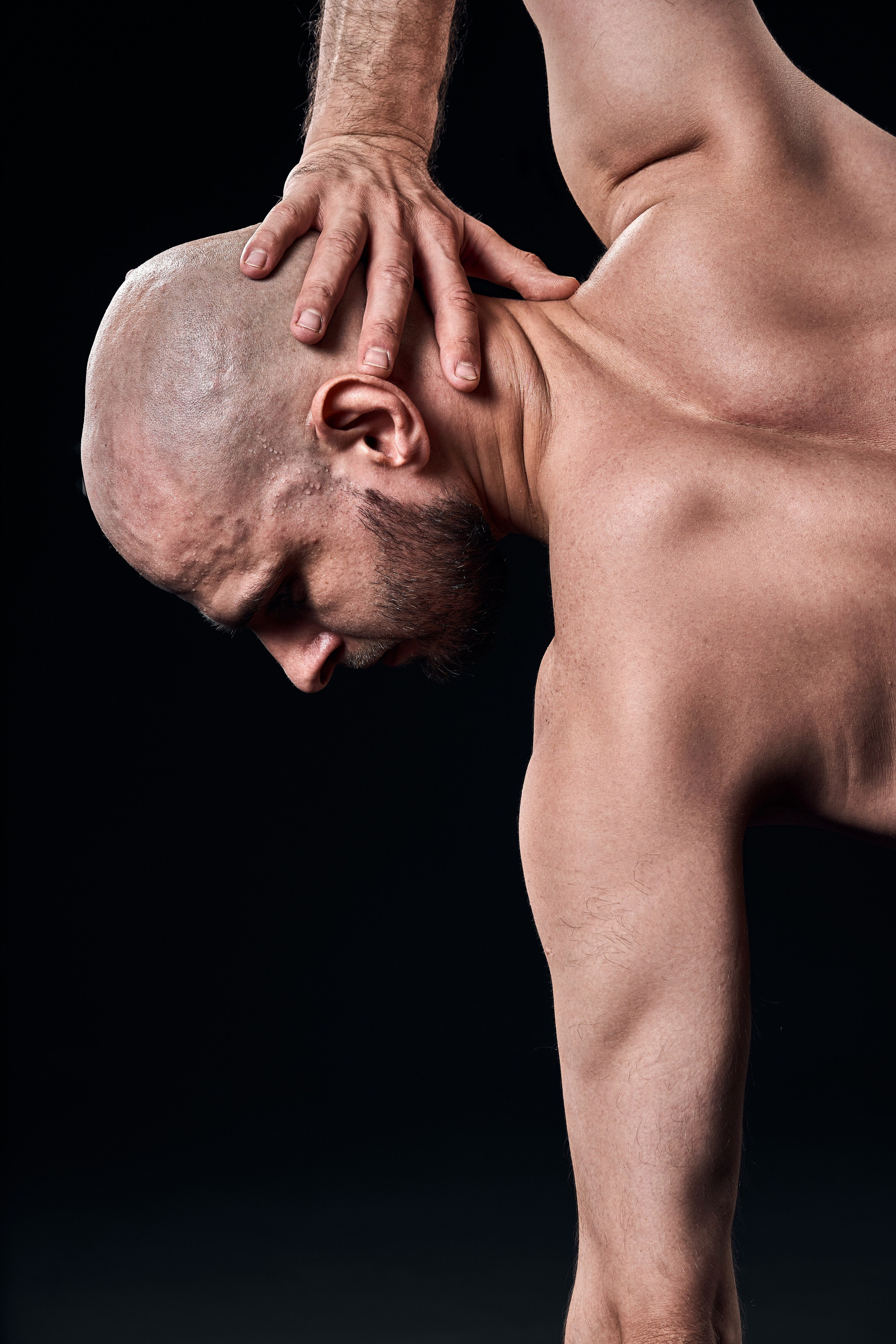 Мужская йога FYSM — фотосессия на тёмном фоне