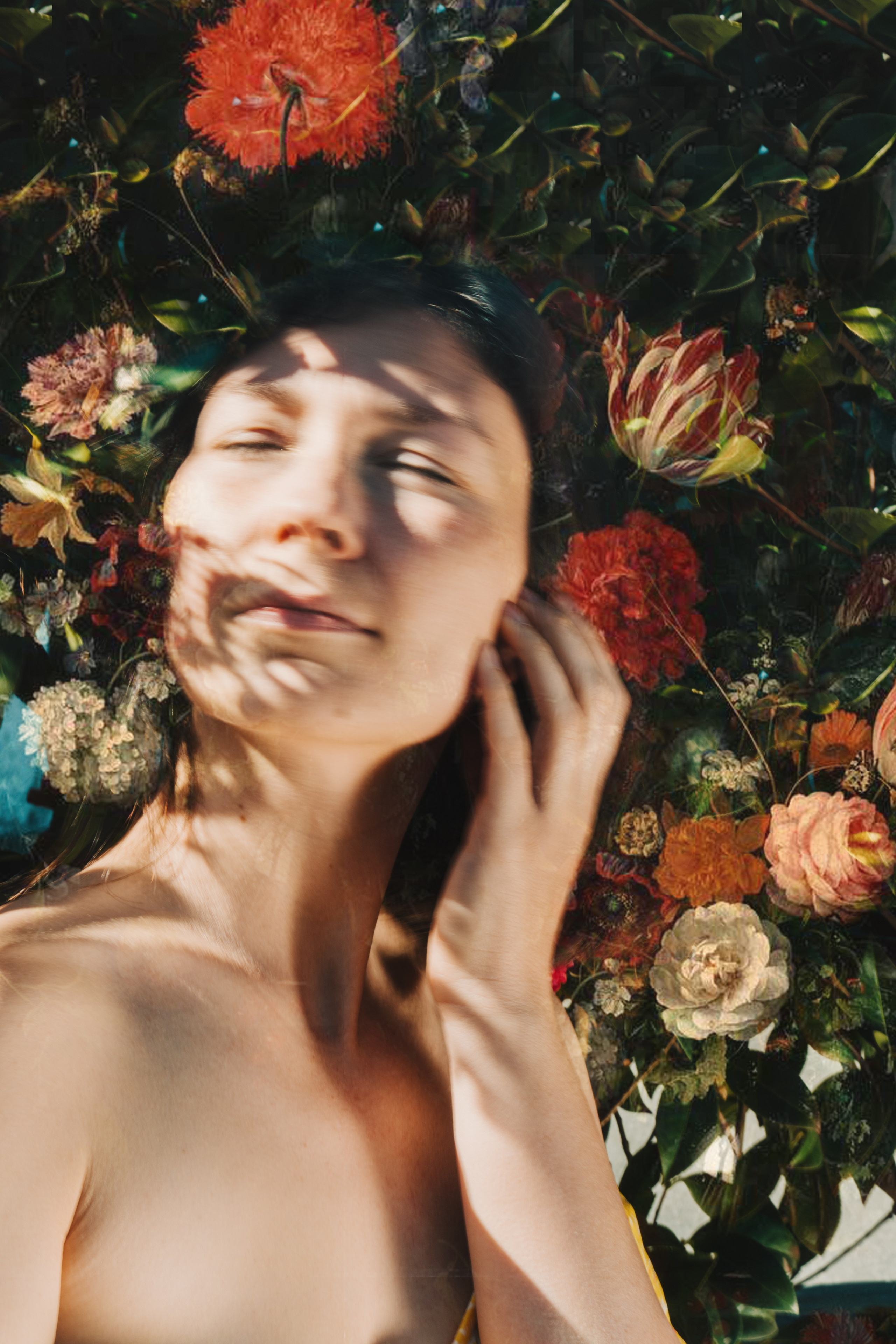 Девушка с цветами в волосах. 