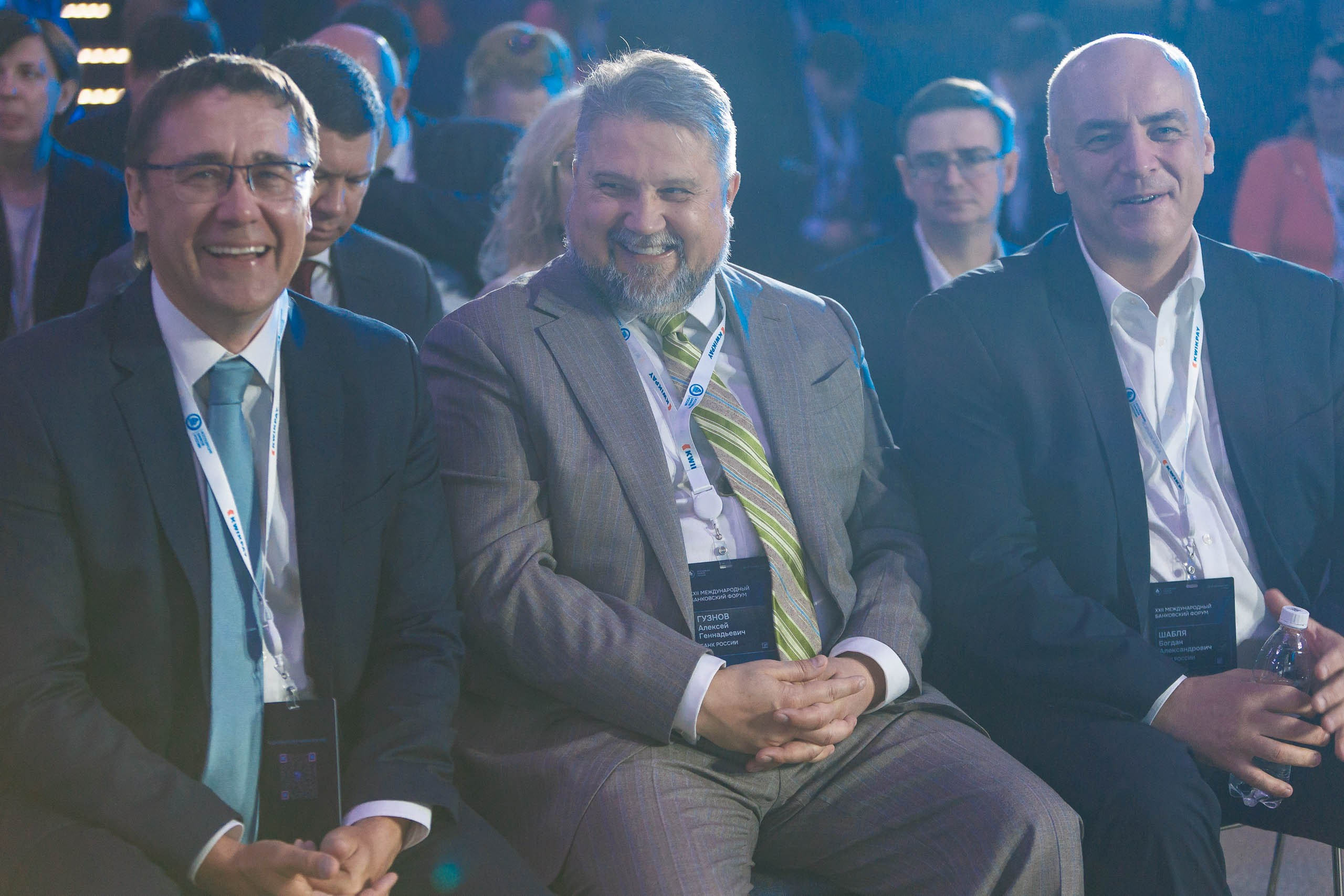 Встреча инвесторов и предпринимателей в зоне нетворкинга форума, деловые переговоры