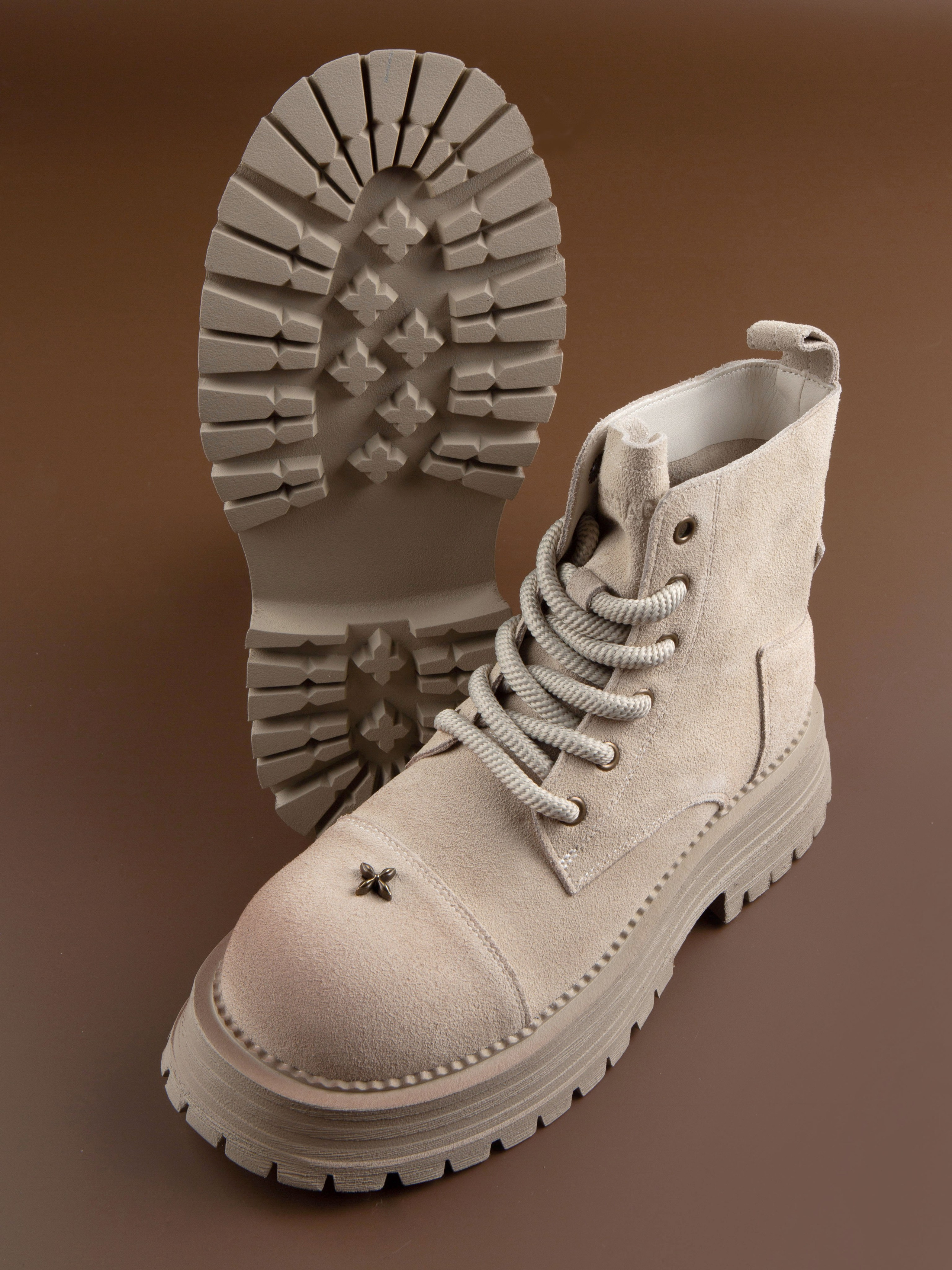 Обувь на цветных фонах. Фотограф Мария Кольцова