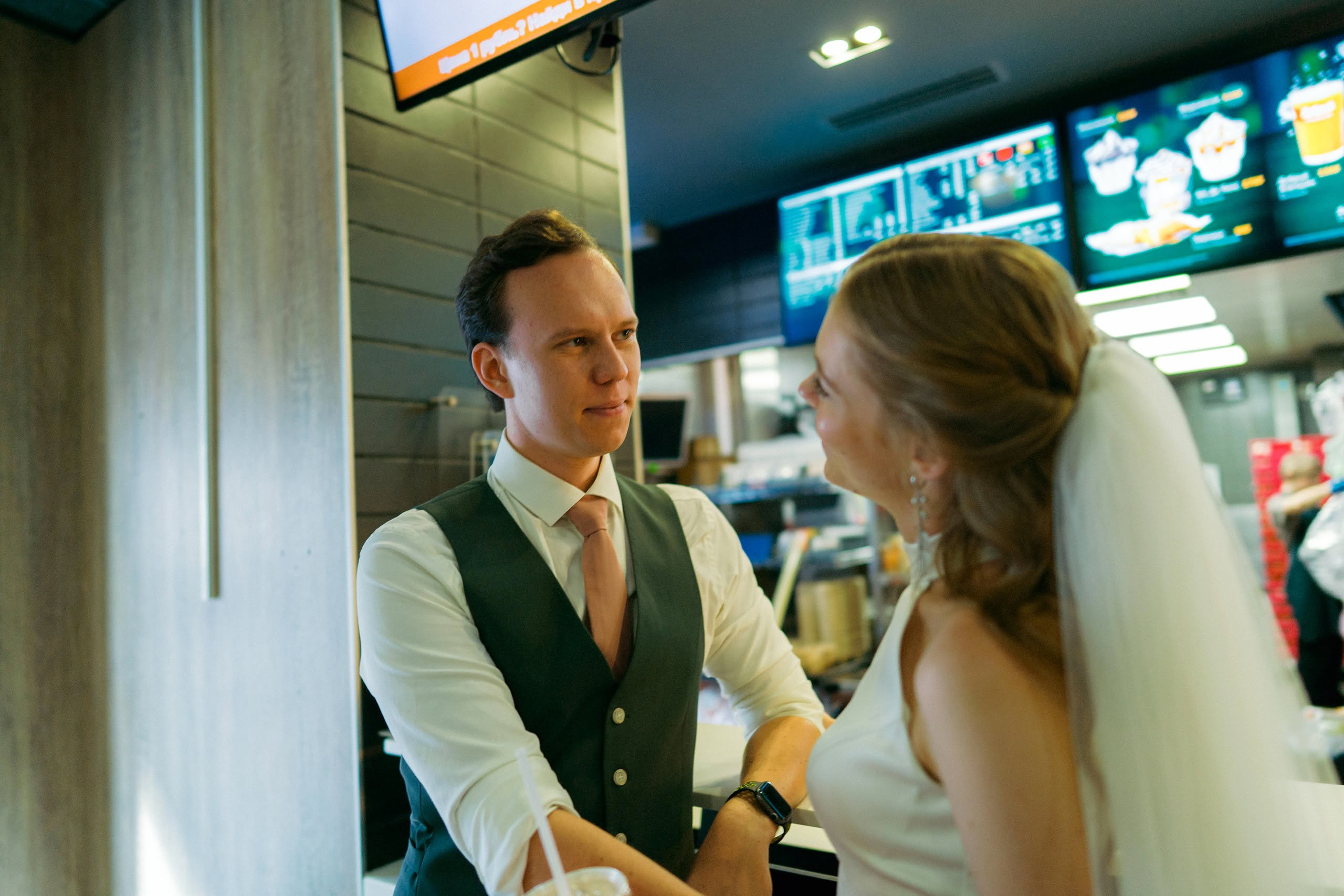 Арина и Илья — свадьба в Петербурге, цифра и плёнка. Свадебный фотограф Дмитрий Родионов — Санкт-Петербург и Ленинградская область