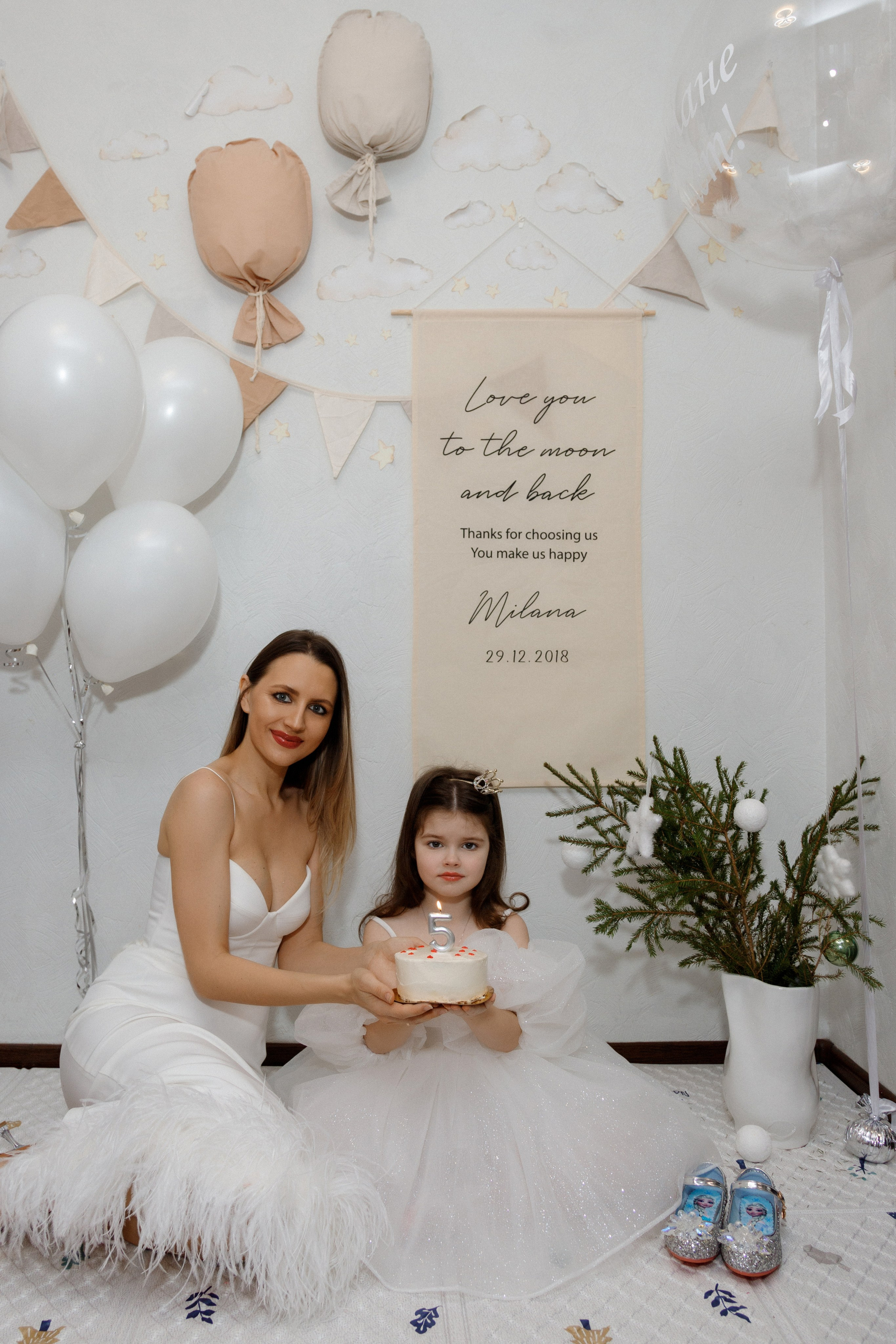 Фотосессия возле фотозоны дома. Фотограф Александра Сыщенко