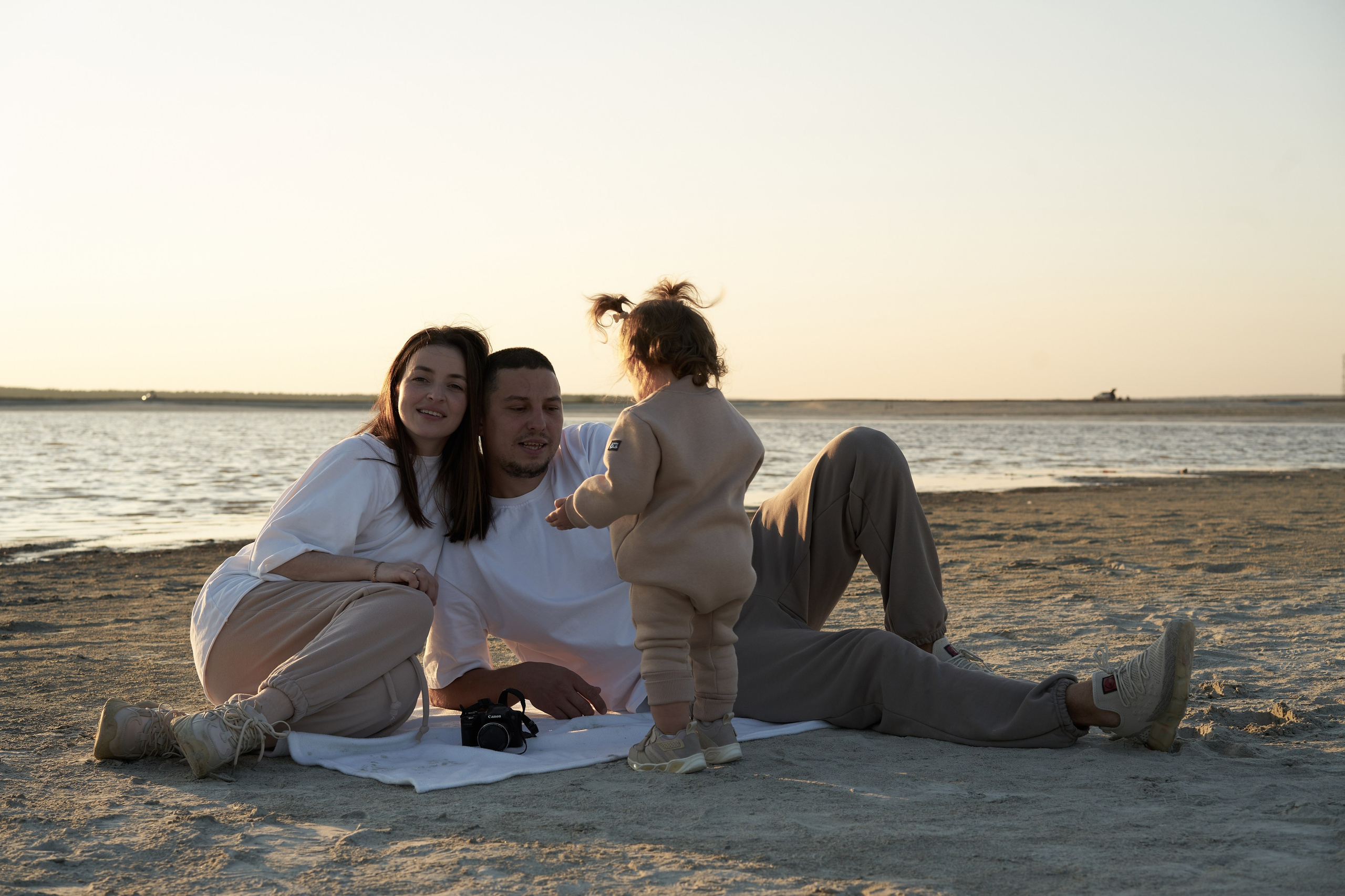 Семейная фотосессия на закате в песках. Фотограф Екатеринбург Кокшарова Александра