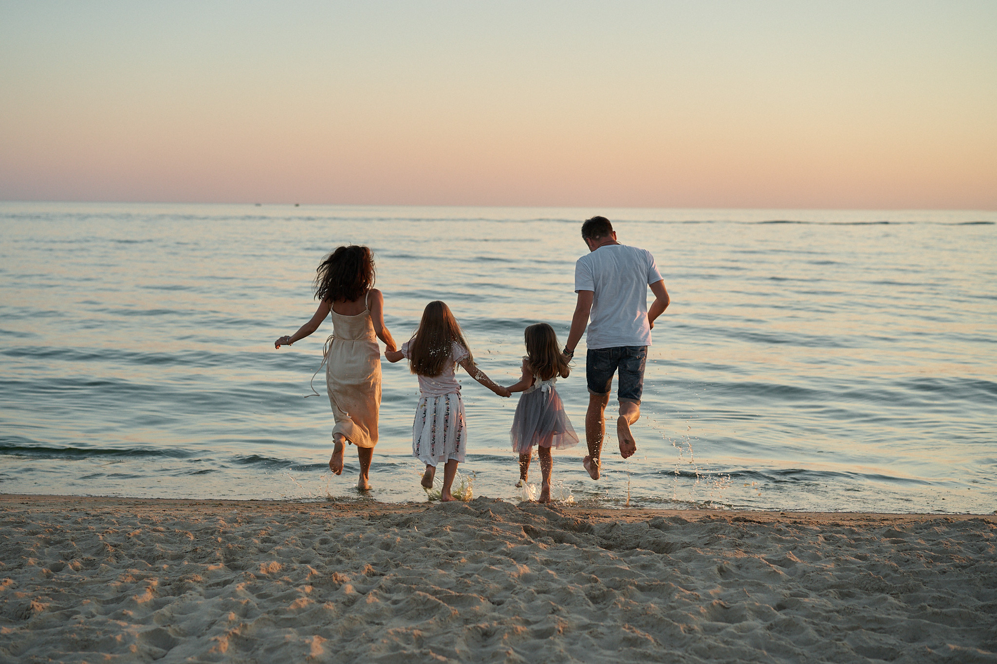 Саша, Алена с дочками: закат на пляже. Фотограф в Анапе Надежда Соловьёва