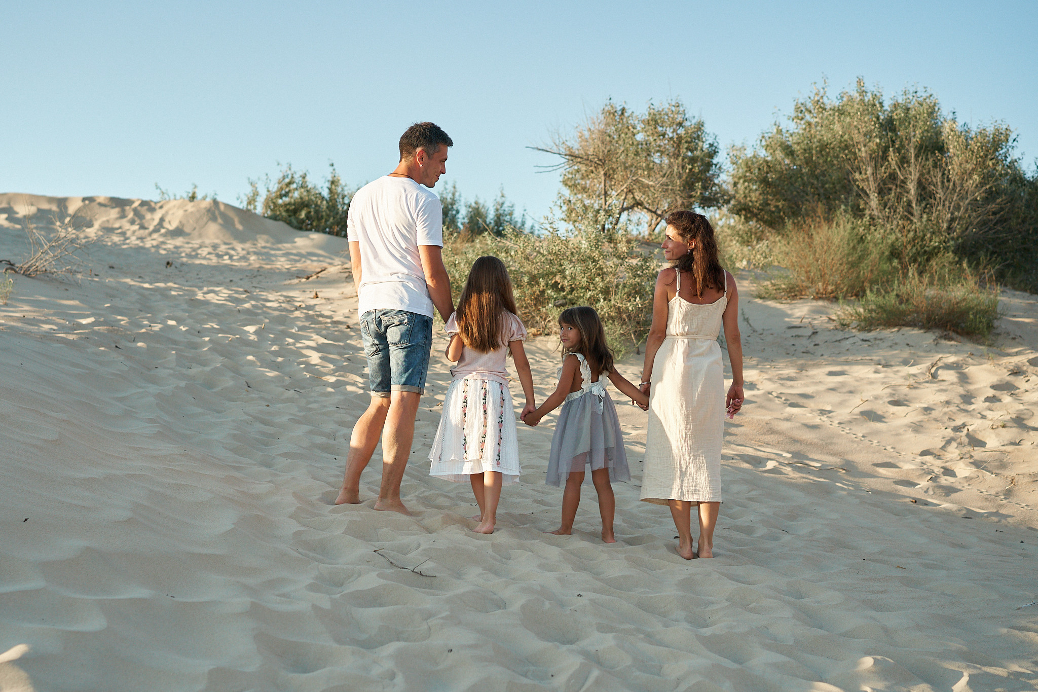 Саша, Алена с дочками: закат на пляже. Фотограф в Анапе Надежда Соловьёва