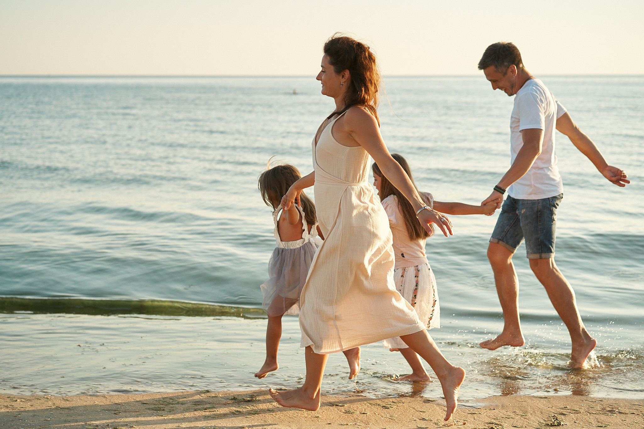 Саша, Алена с дочками: закат на пляже. Фотограф в Анапе Надежда Соловьёва