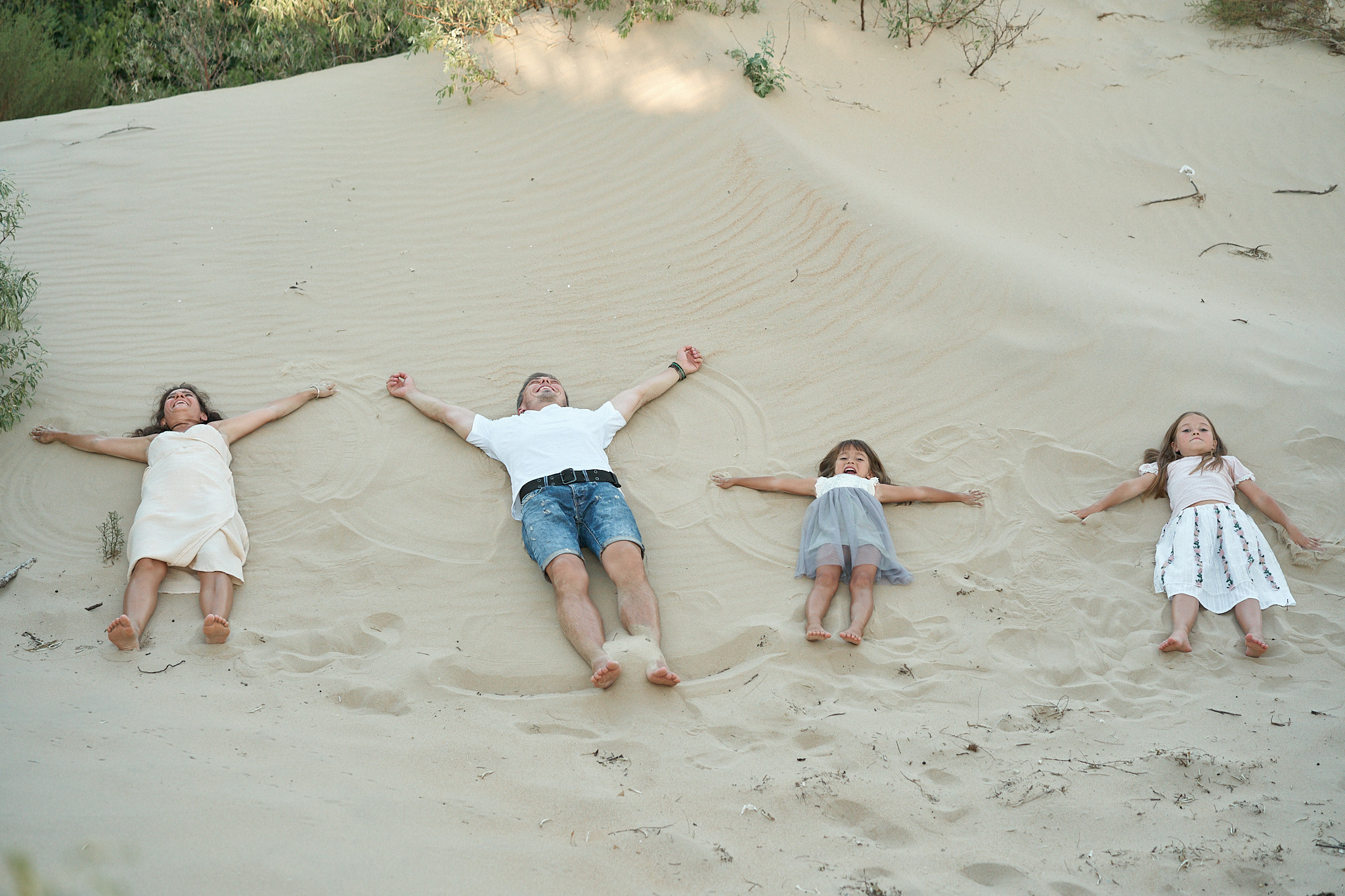 Саша, Алена с дочками: закат на пляже. Фотограф в Анапе Надежда Соловьёва