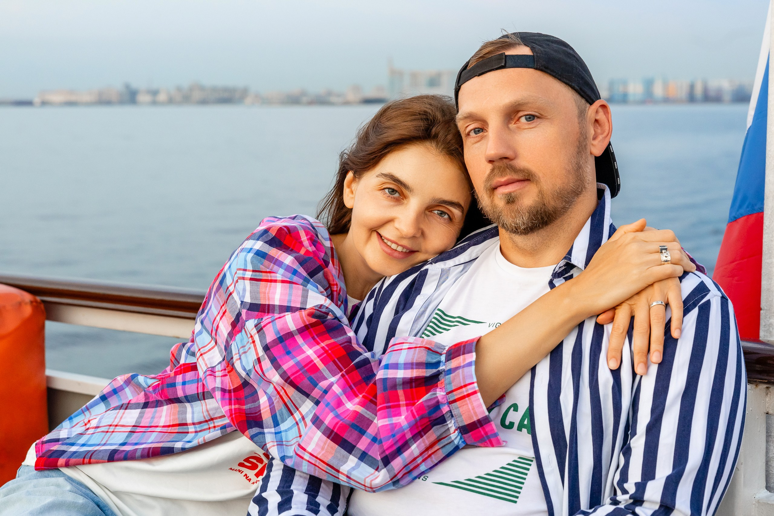 Фотография семейной пары на теплоходе на экскурсии по Неве